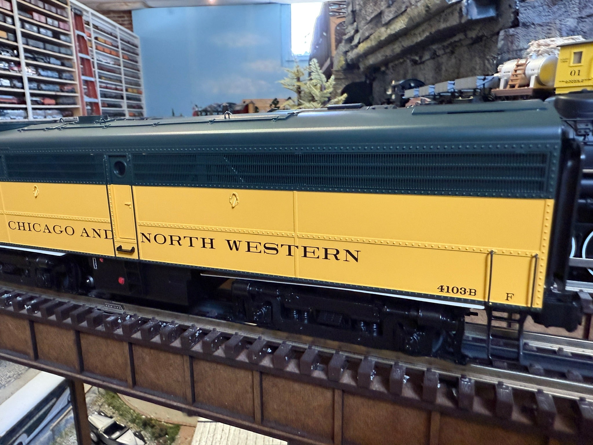 Lionel 2533908 - Legacy FB-2 Diesel Locomotive "Chicago & North Western" #4103B (Powered)