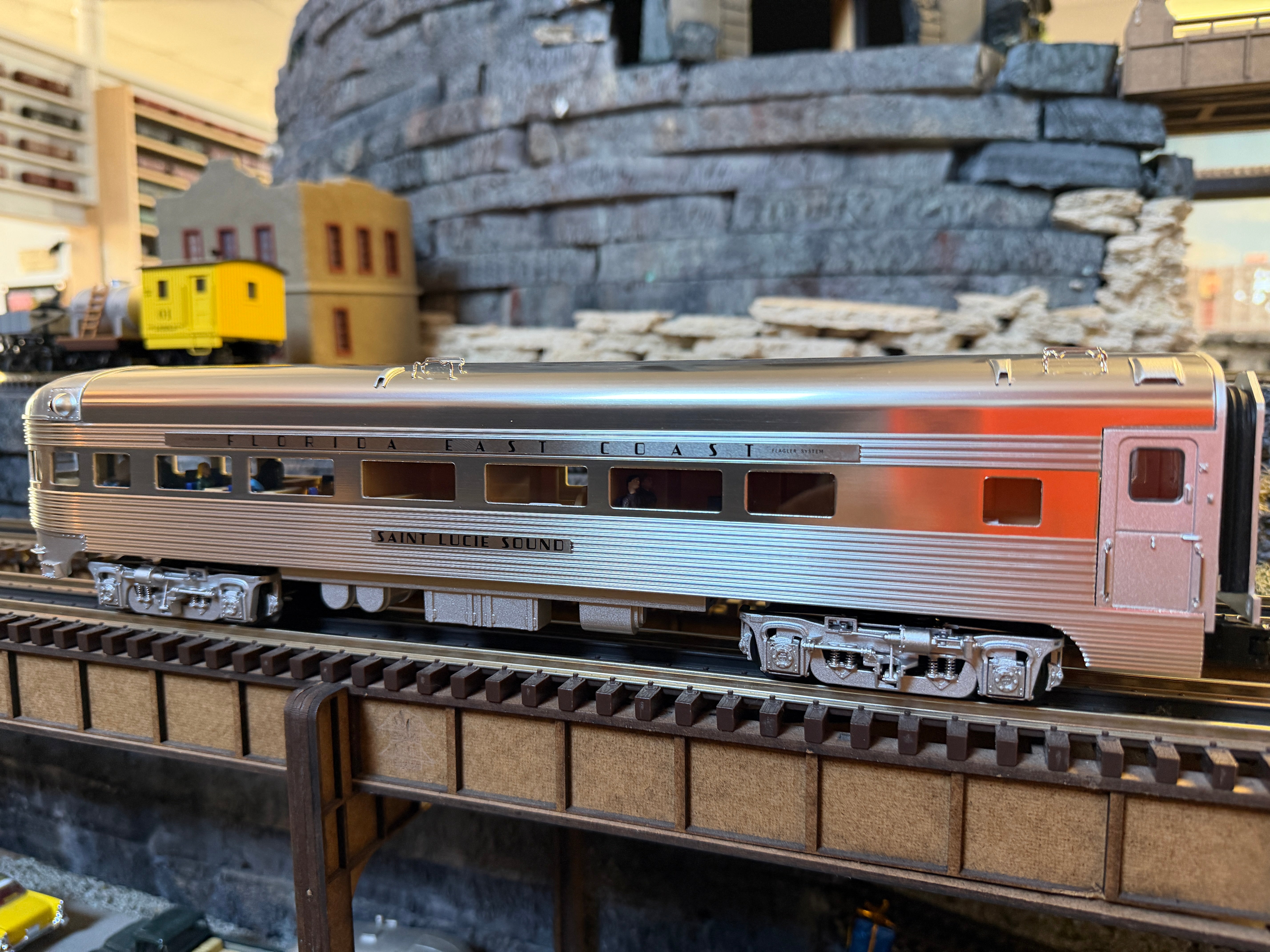 Lionel 2527710 - 15" Aluminum StationSounds Diner "Florida East Coast" #Fort Mantanza