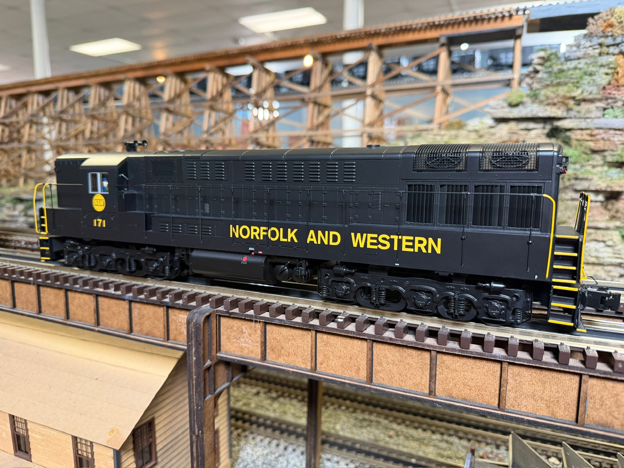 Lionel 2533980 - Legacy TrainMaster Diesel Locomotive "Norfolk & Western" #171 - Custom Run for MrMuffin'sTrains
