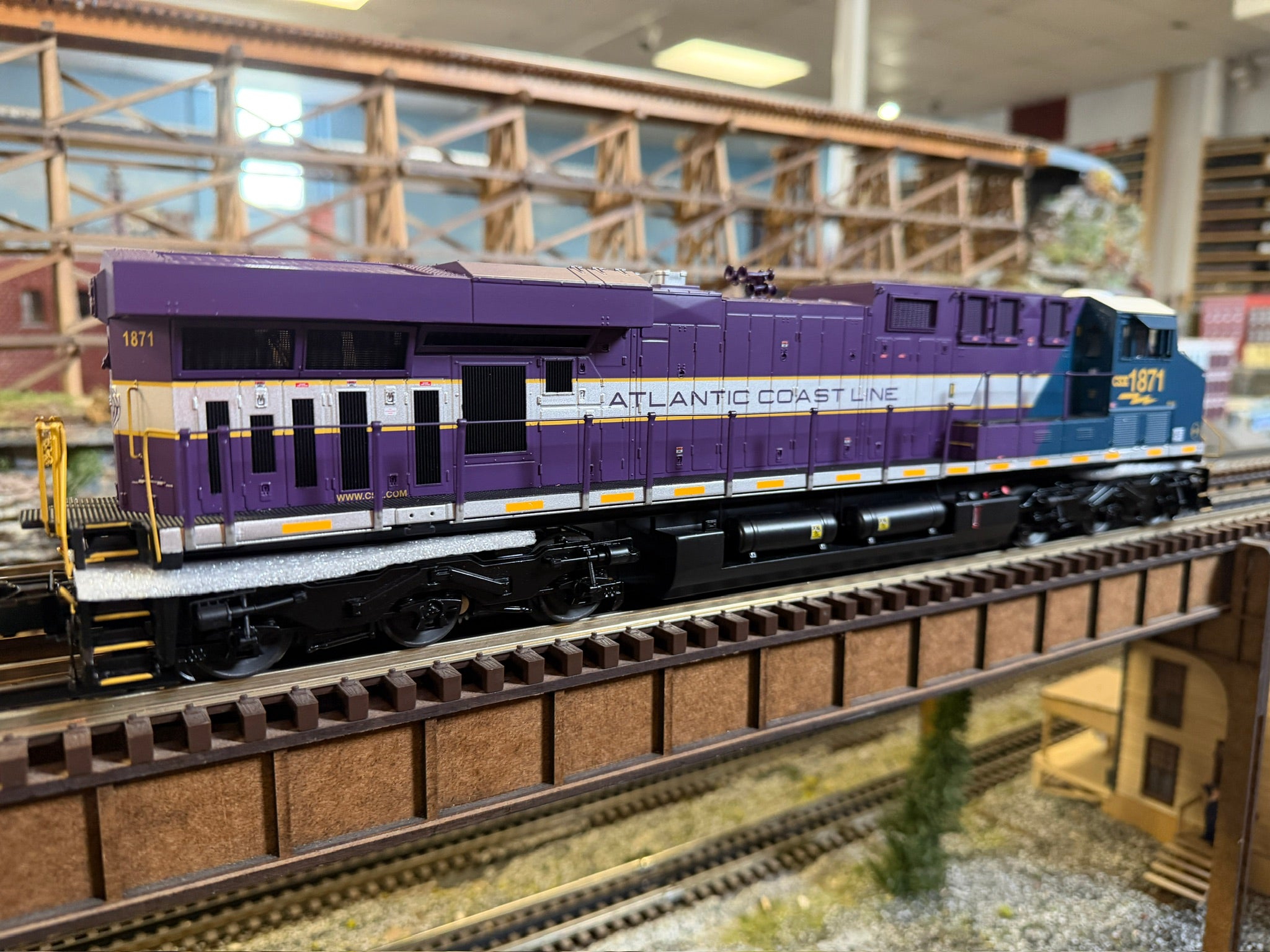 Atlas O 30138417 - Premier - ES44 Diesel Locomotive "CSX" #1871 (ACL Heritage)