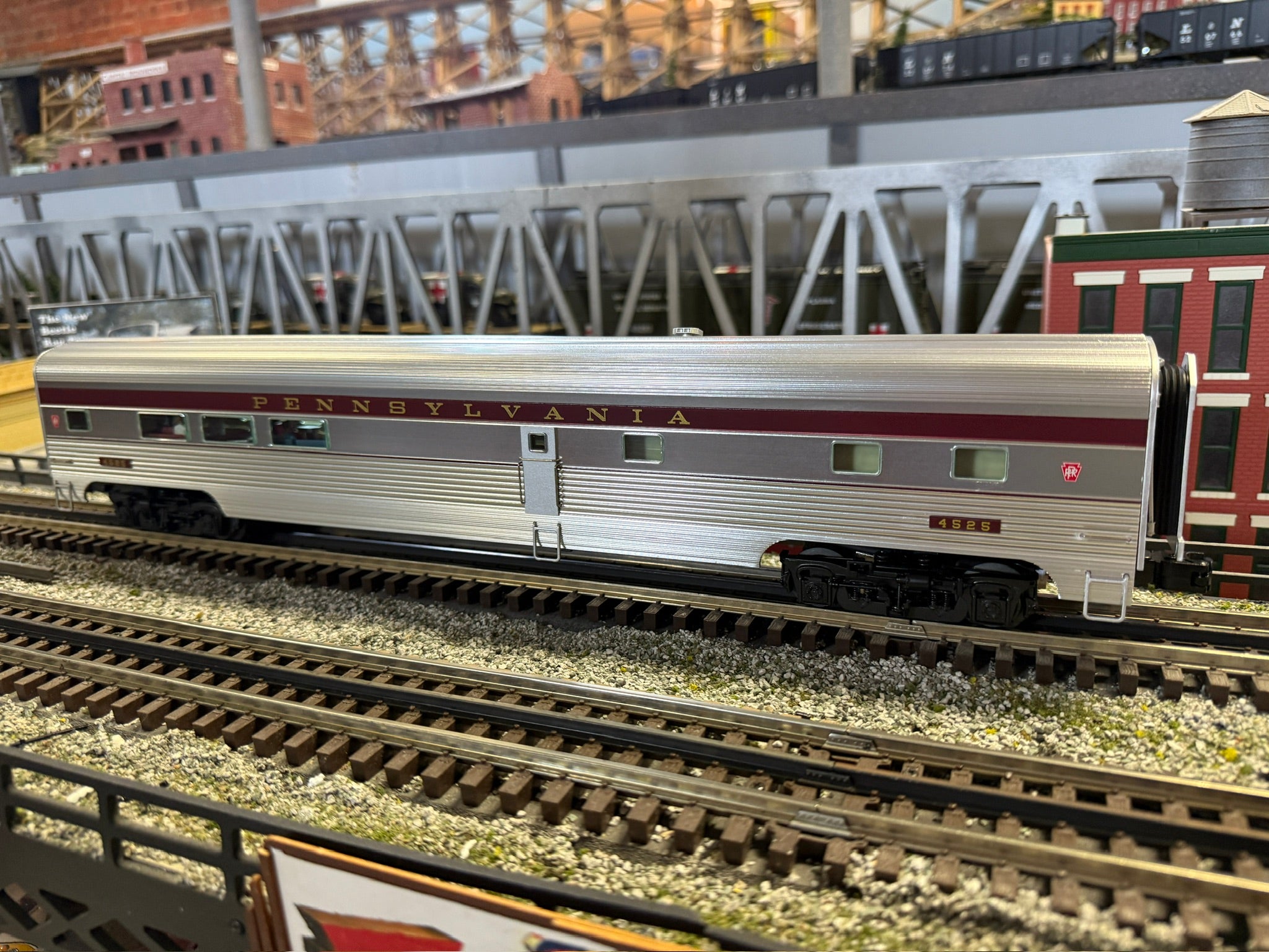 Lionel 2527110 - 18" Aluminum Stationsounds Diner Car "Pennsylvania"