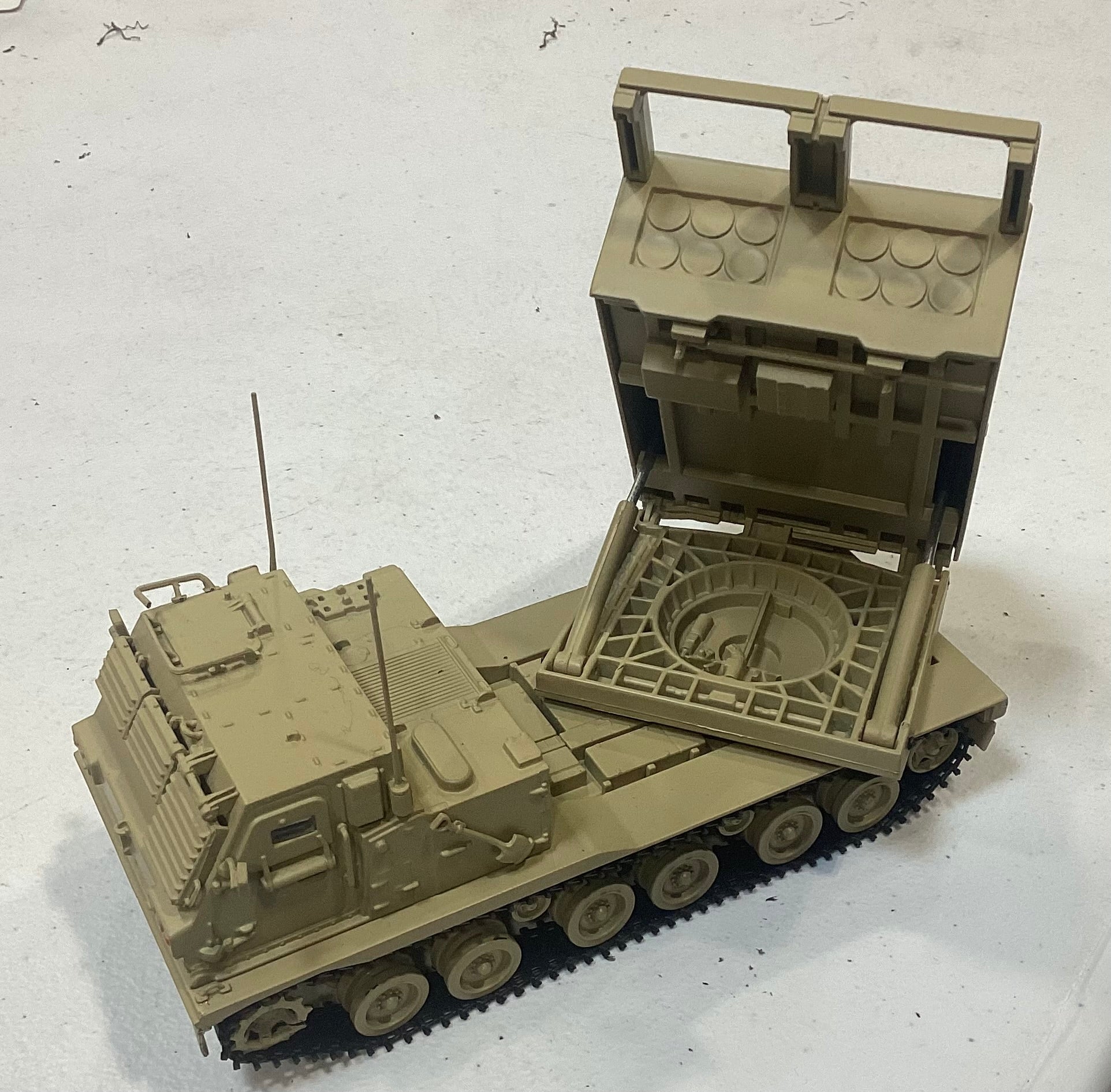 MTH - Multiple Launch Rocket System (MLRS) Desert Tan - 1/48 Scale