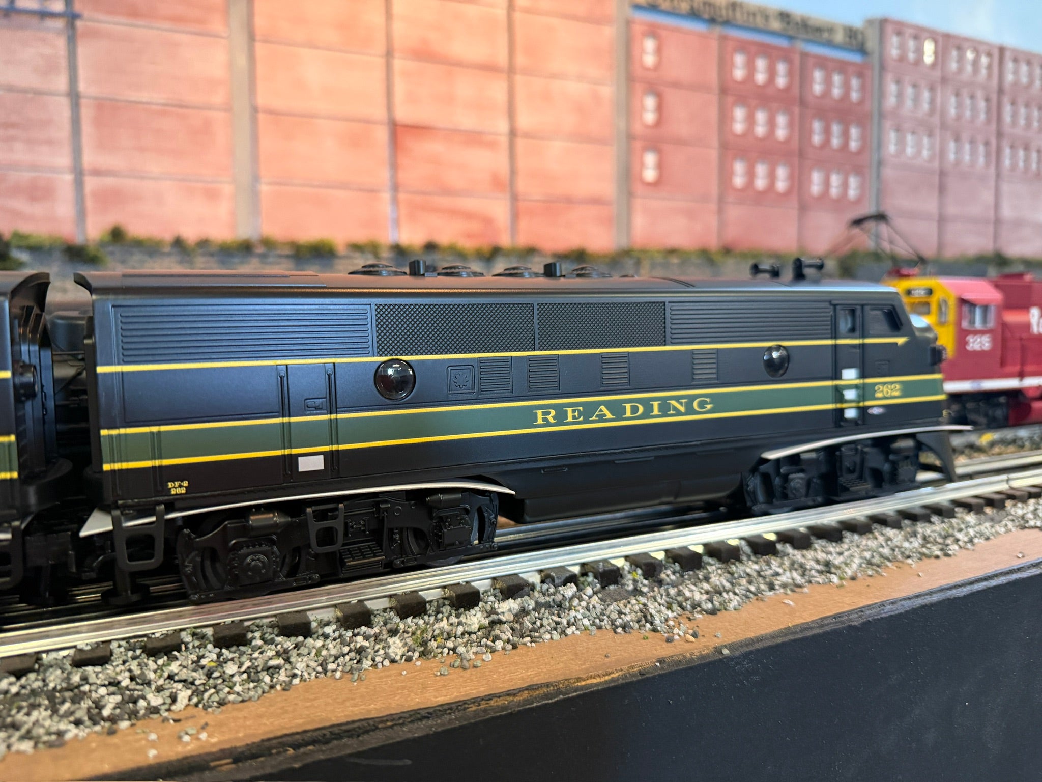 Lionel 2534080 - LionChief+ 2.0 F3 AA Diesel Set "Reading" #263/262