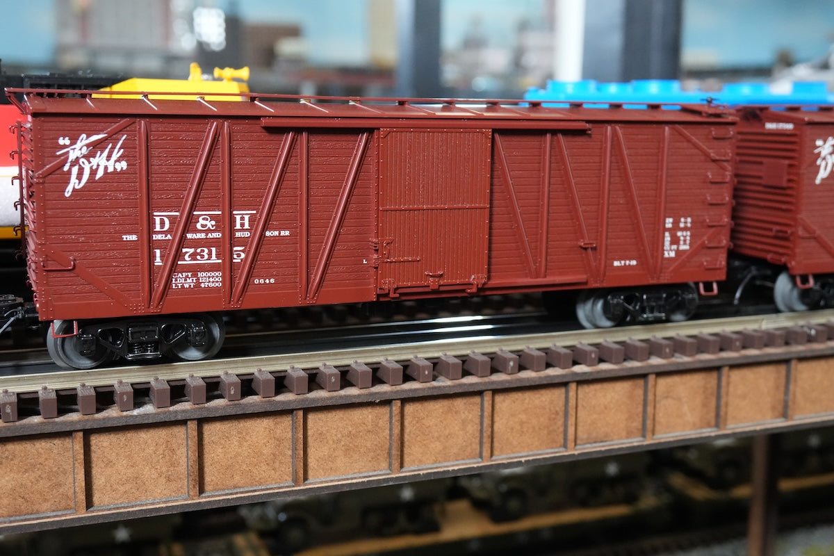 MTH 20-99456 - Premier - 40’ USRA Single Sheathed Box Car "Delaware & Hudson"
