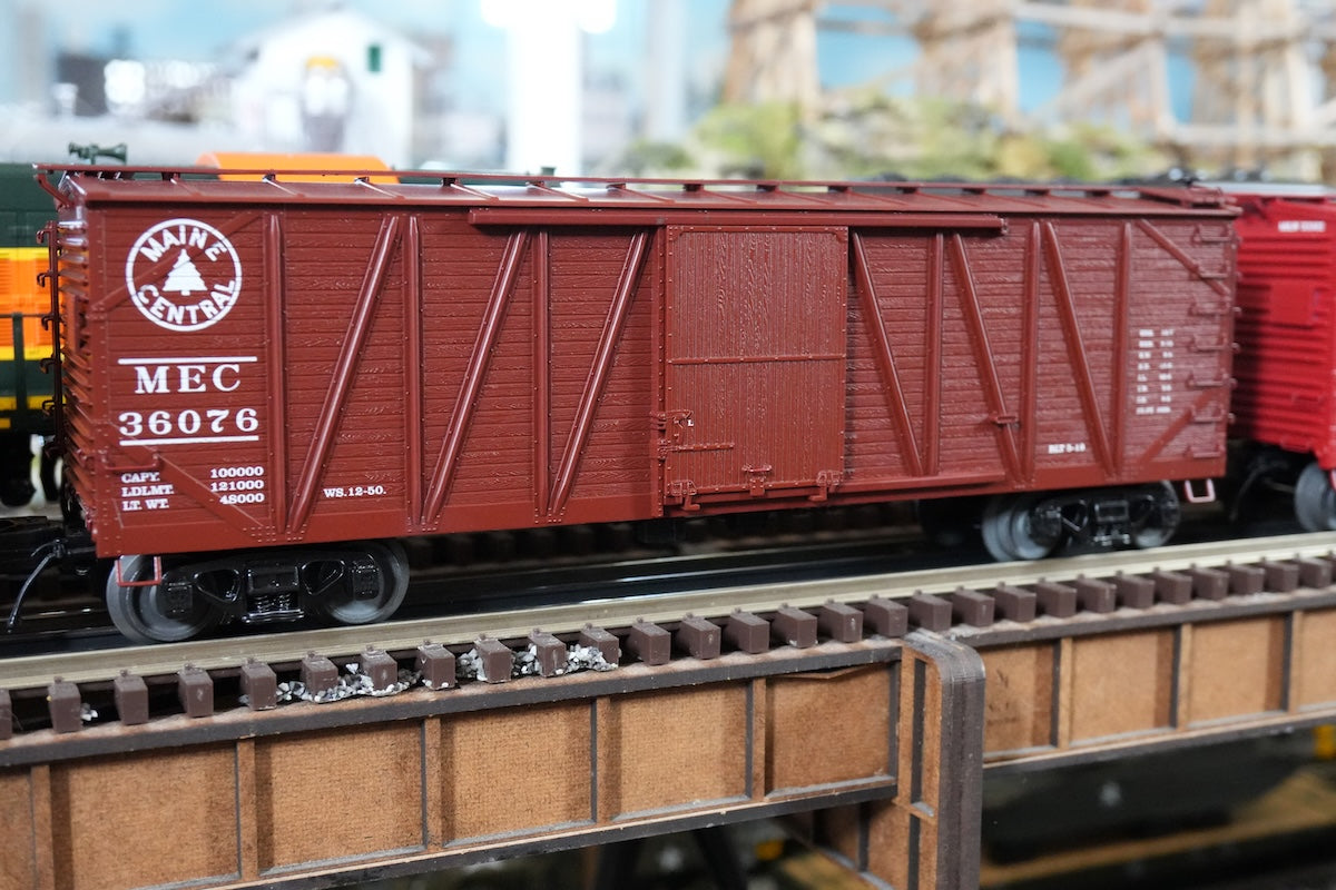 MTH 20-99453 - Premier - 40’ USRA Single Sheathed Box Car "Maine Central"