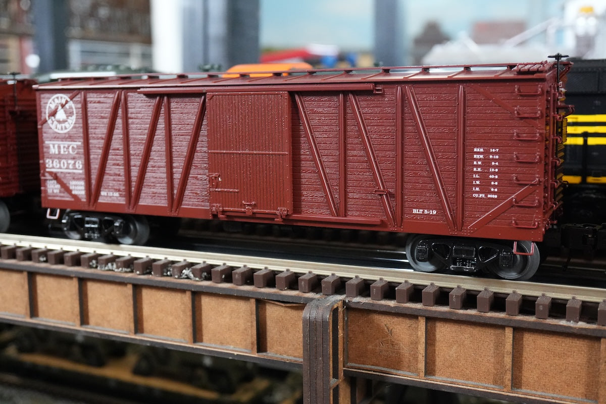 MTH 20-99453 - Premier - 40’ USRA Single Sheathed Box Car "Maine Central"