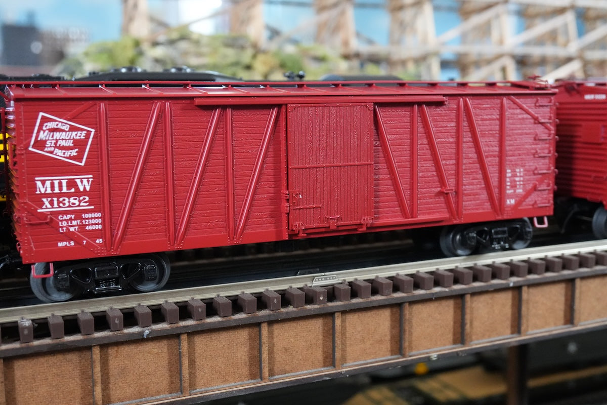 MTH 20-99454 - Premier - 40’ USRA Single Sheathed Box Car "Milwaukee Road"