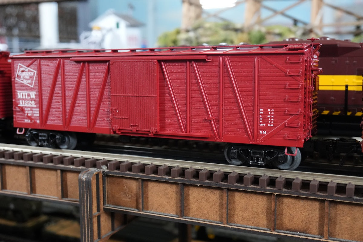 MTH 20-99454 - Premier - 40’ USRA Single Sheathed Box Car "Milwaukee Road"