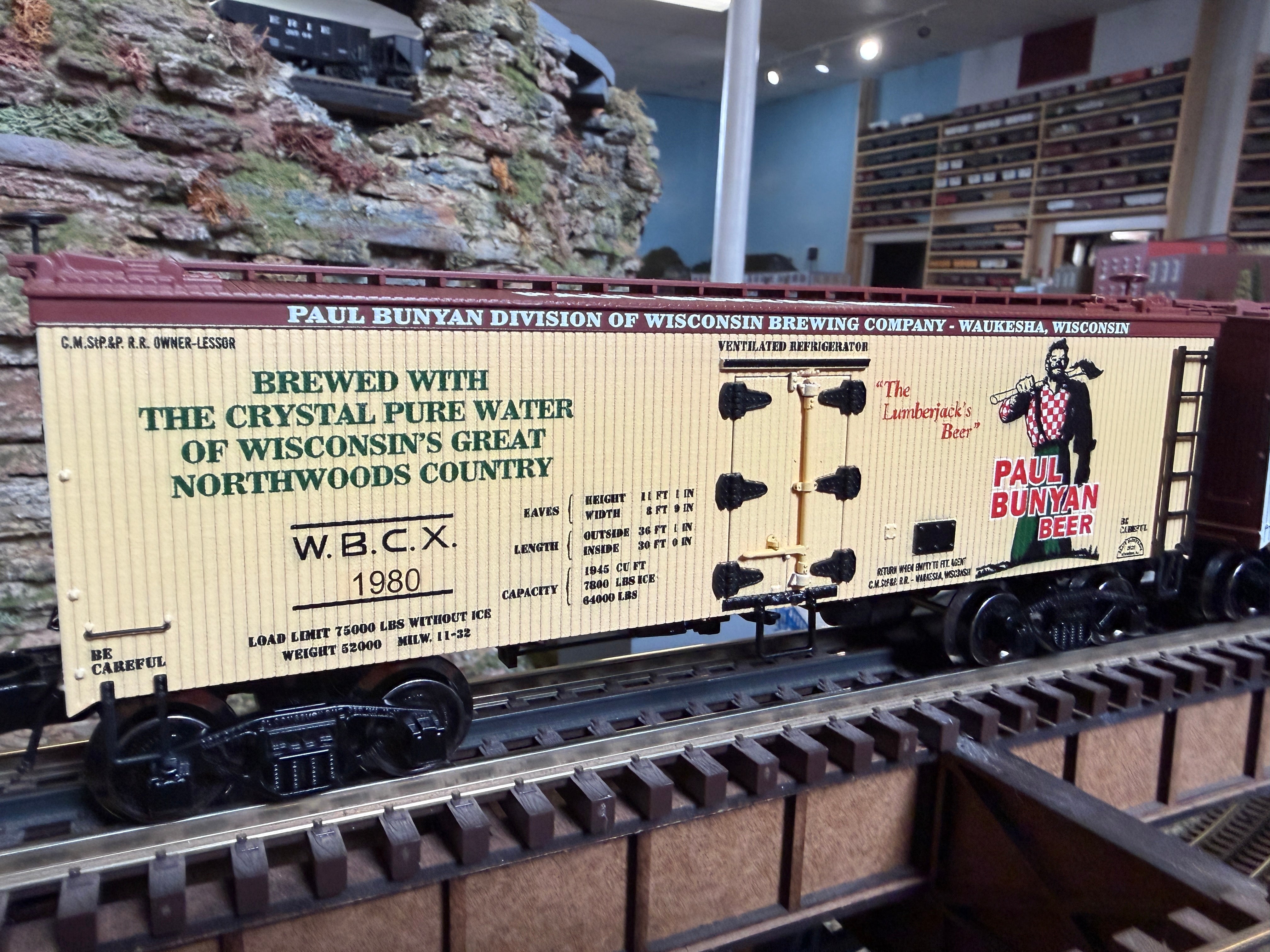 Ready Made Trains RMT-86199-147 - 36' Woodside Reefer Car "Paul Bunyan Beer"