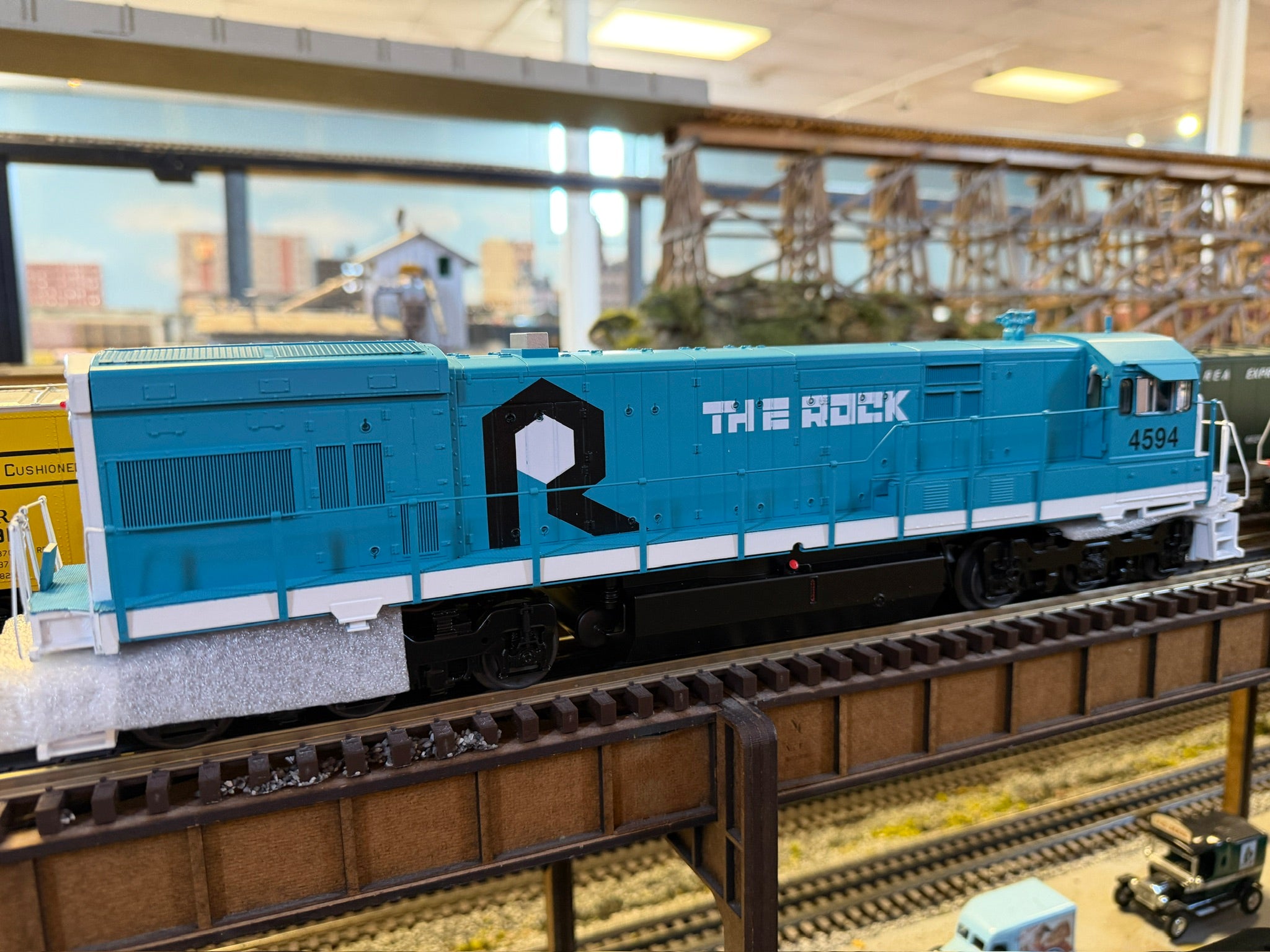 Atlas O 30138511 - Premier - U30C Diesel Locomotive "Rock Island" #4594 - MrMuffin'sTrains