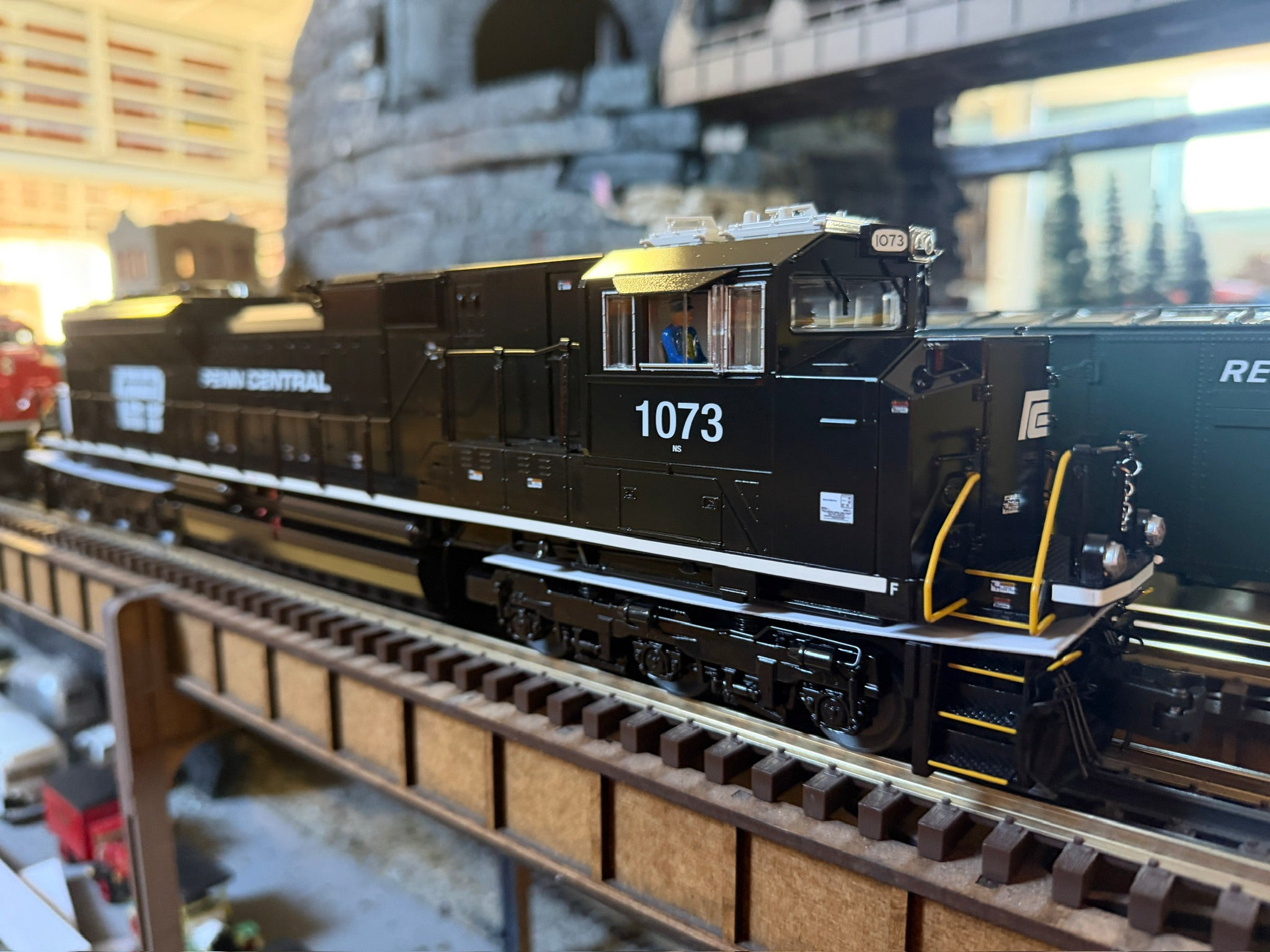 Lionel 2533121 - Legacy SD70ACe Diesel Locomotive "Penn Central" #1073 (Norfolk Southern Heritage)