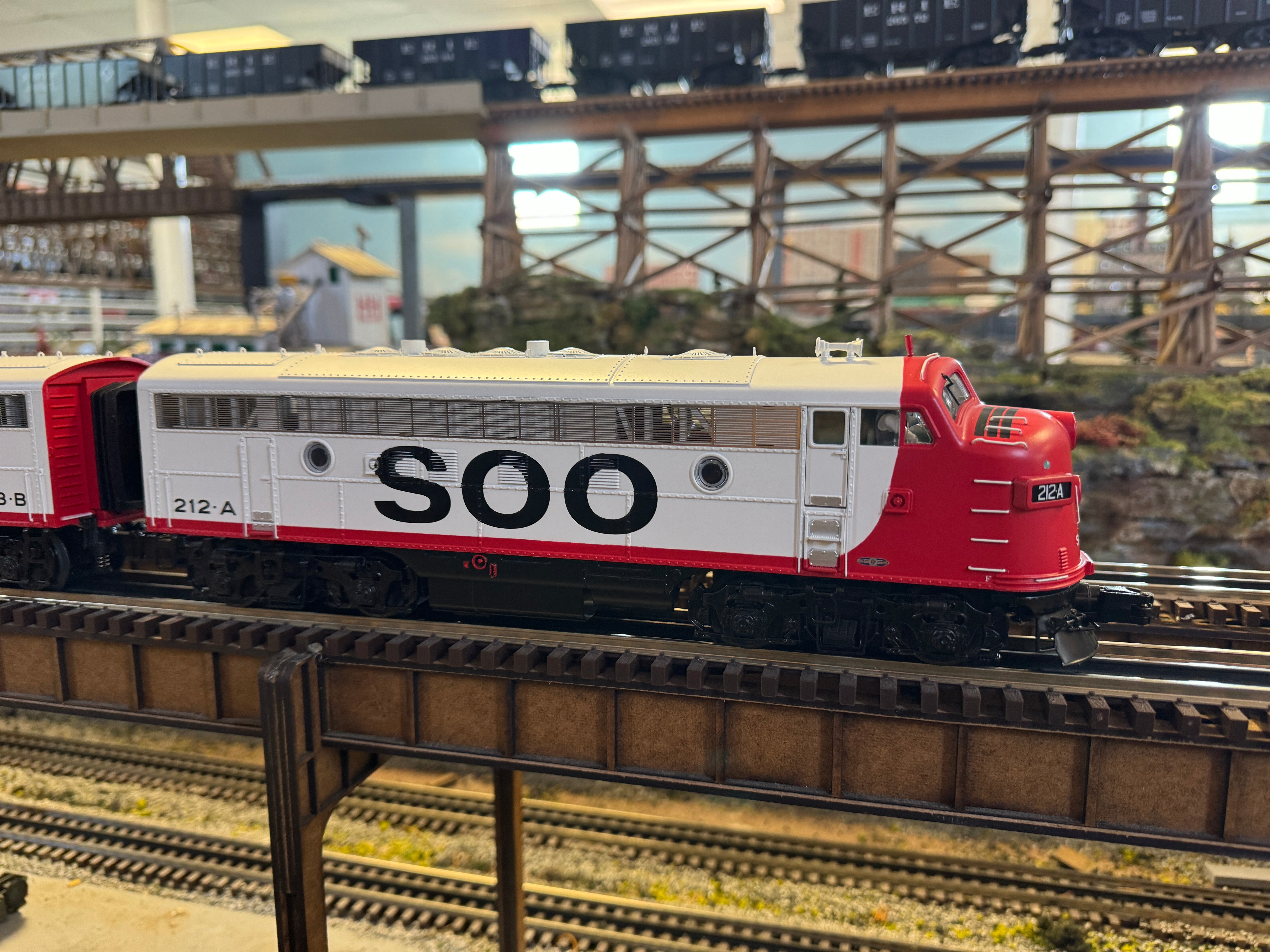 MTH 20-21807-1 - F-7 A Unit Diesel Engine "SOO Line" #212A w/ PS3 (Hi-Rail Wheels)