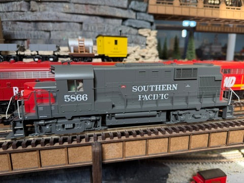 MTH 20-22064-1 - Premier - RS-11 Low Hood Diesel Engine "Southern Pacific" #5866 w/ PS3