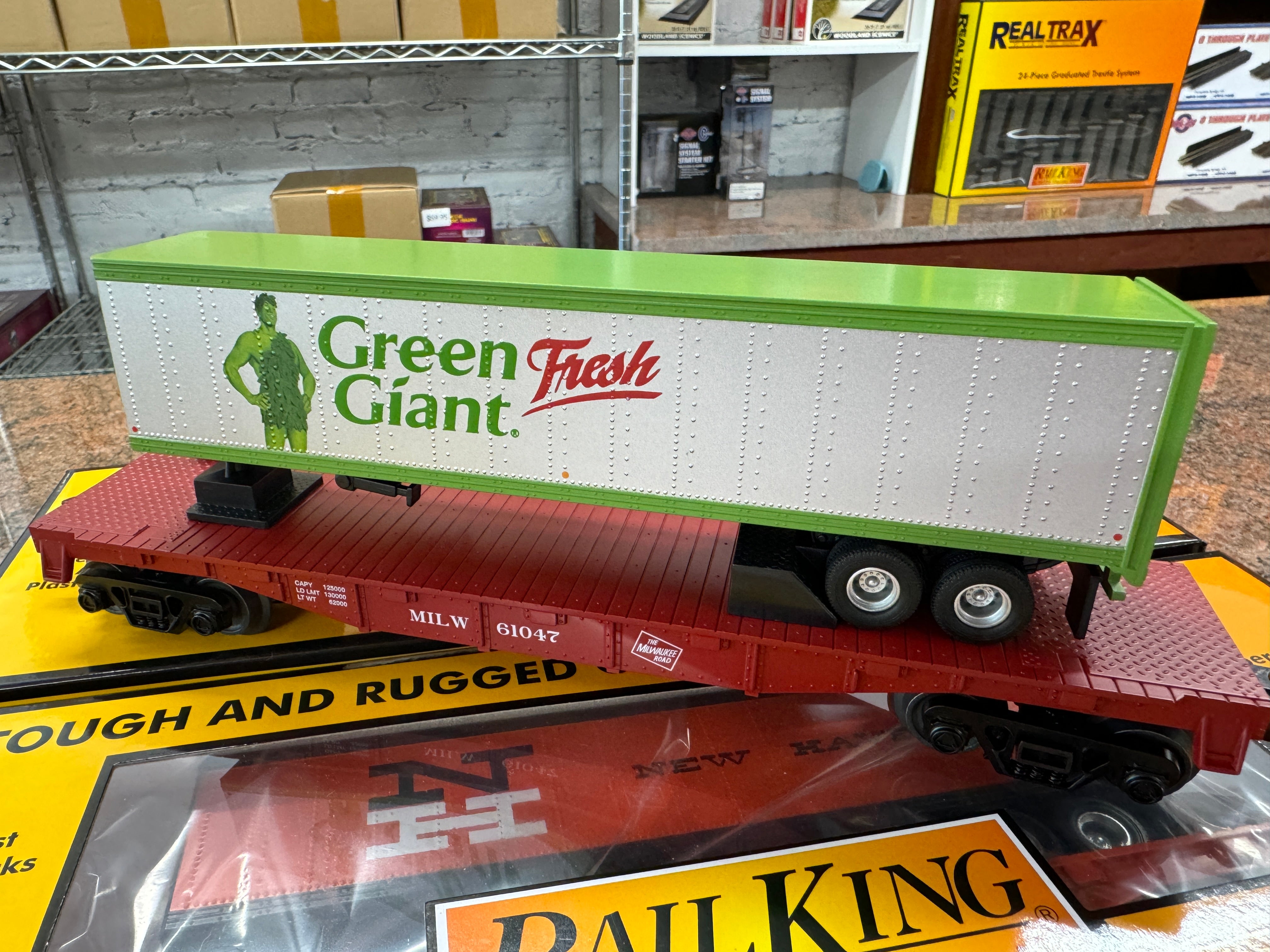 MTH 30-76894 - Flat Car "Milwaukee Road" w/ 40’ Trailer #61047 (Green Giant)