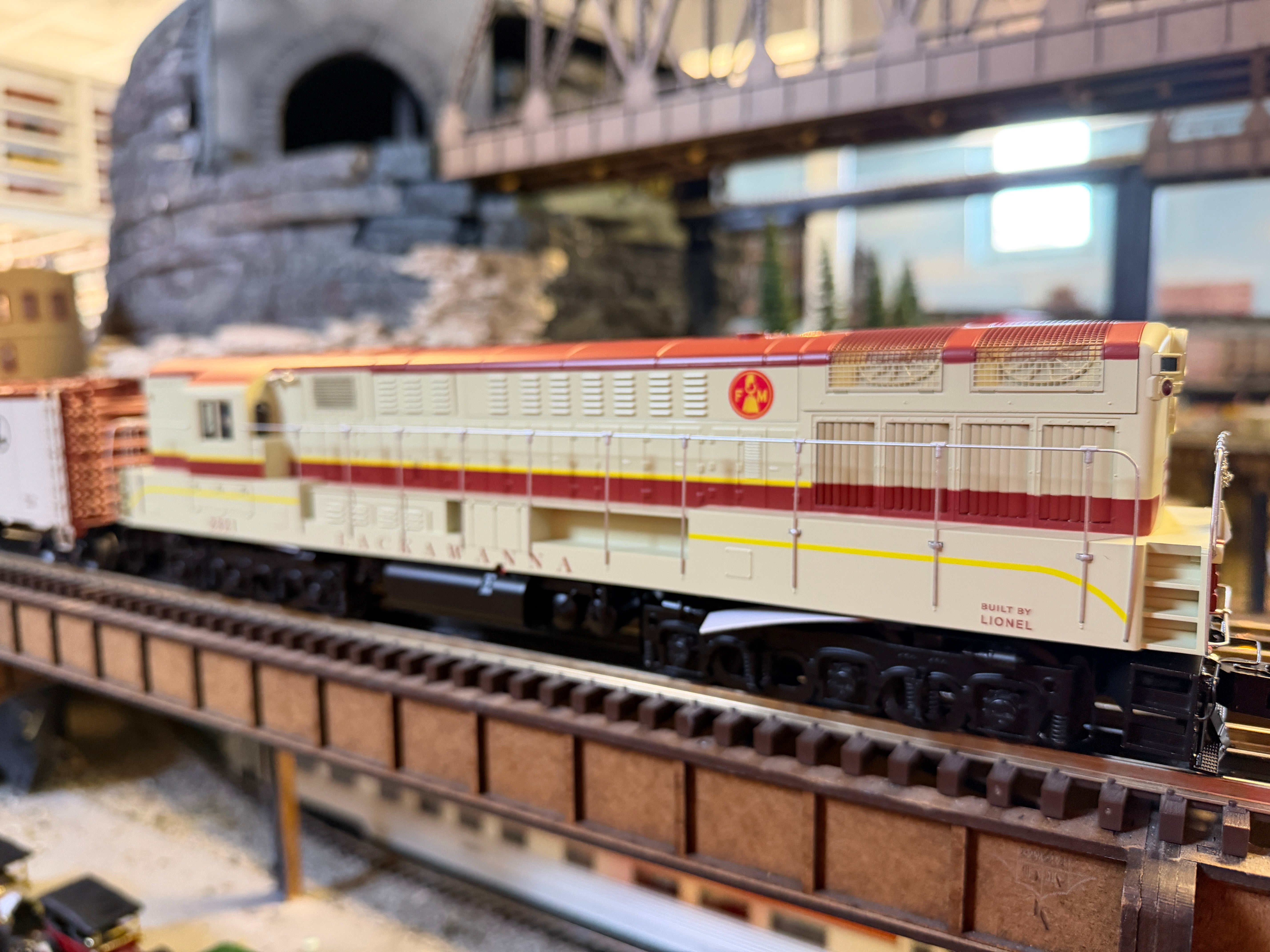 Lionel 2522080 - Legacy Trainmaster Postwar Freight Set "Lackawanna"