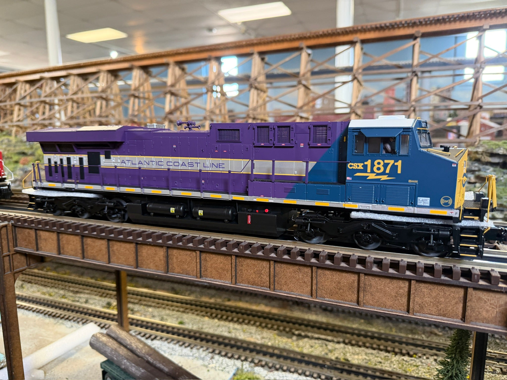 Atlas O 30138417 - Premier - ES44 Diesel Locomotive "CSX" #1871 (ACL Heritage)