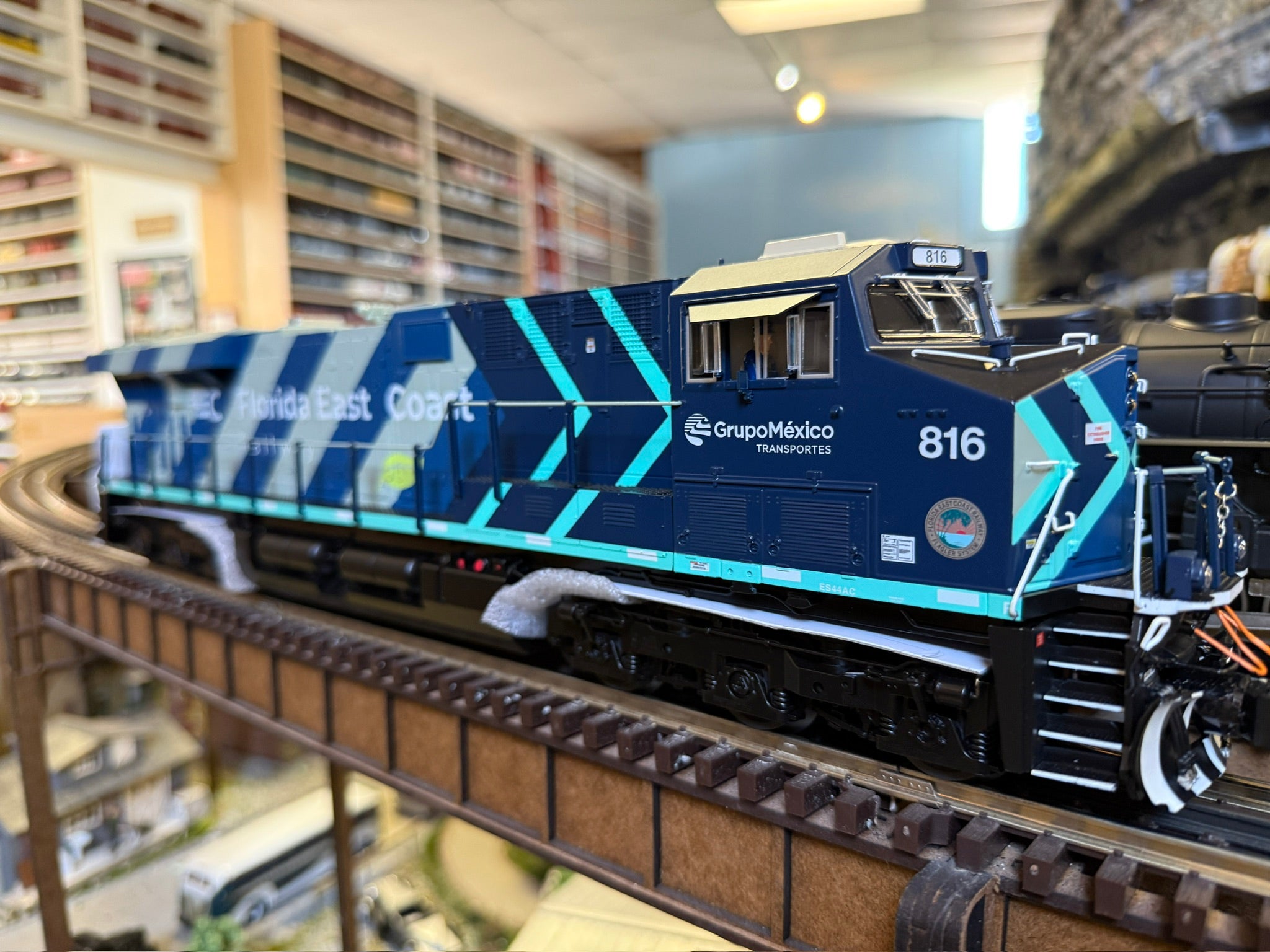 Lionel 2533640 - Legacy ES44 Diesel Locomotive "Florida East Coast" #816