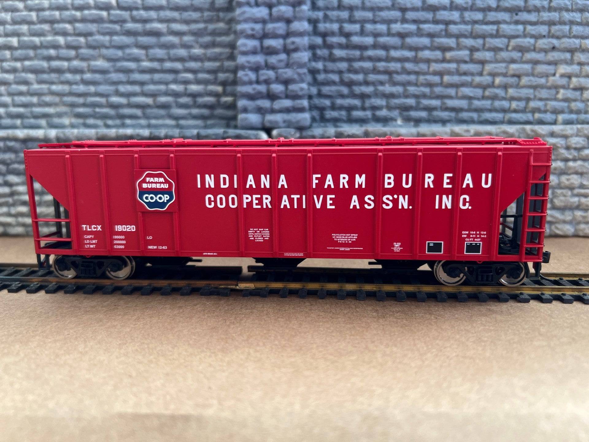 Walthers HO 910-49413 - Mainline - 50' Pullman-Standard PS-2CD 4427 3-Bay Covered Hopper "Indiana Farm Bureau TLCX" #19010