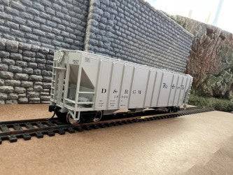 Walthers HO 910-49408 - Mainline - 50' Pullman-Standard PS-2CD 4427 3-Bay Covered Hopper "Denver & Rio Grande Western" #15006