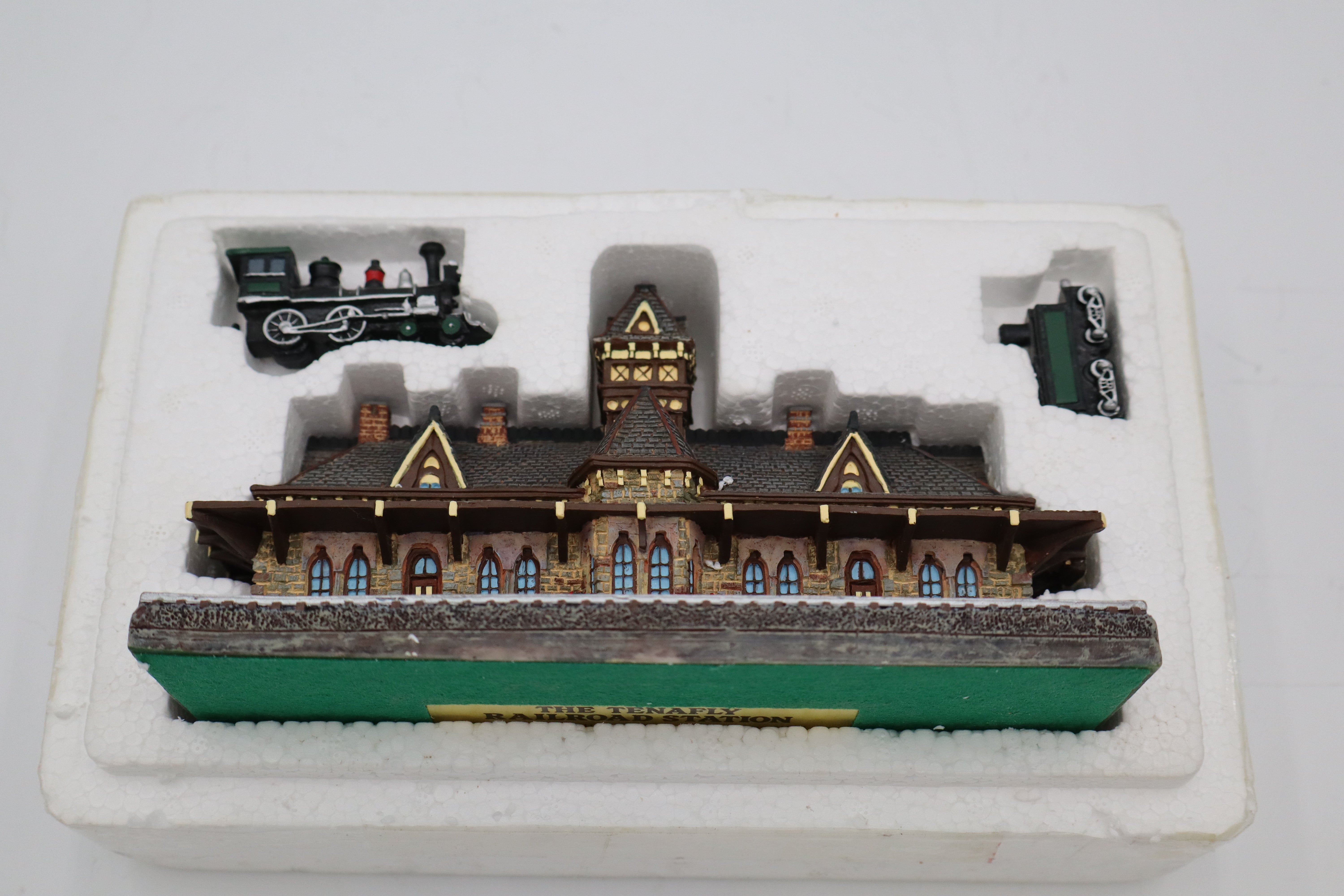 1994 Danbury Mint "The Tenafly Railroad Station"-Second hand-M8387