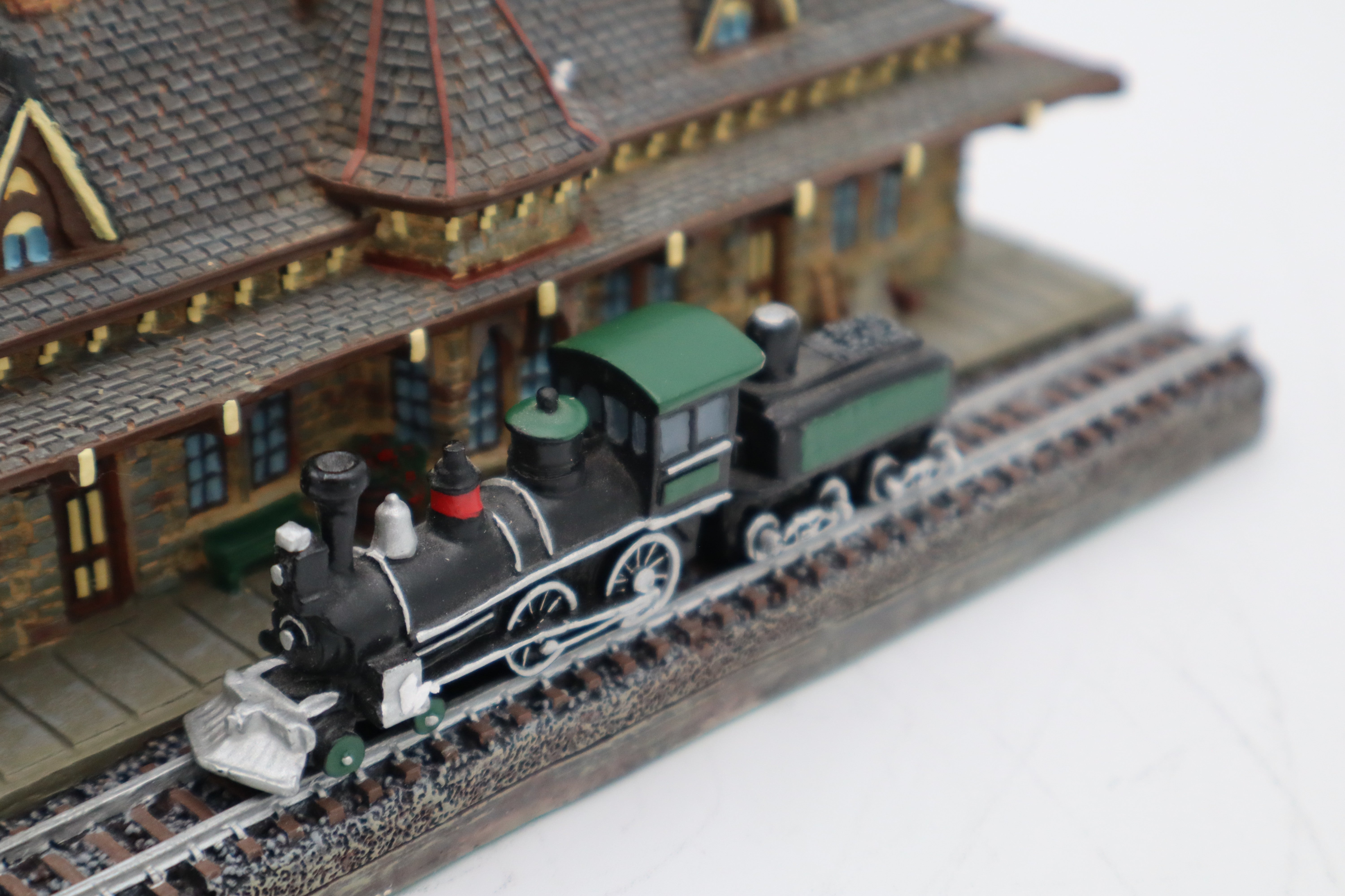 1994 Danbury Mint "The Tenafly Railroad Station"-Second hand-M8387