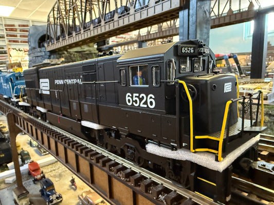 Lionel 2433761 - Legacy U28C Diesel Locomotive "Penn Central" #6526 - MrMuffin'sTrains