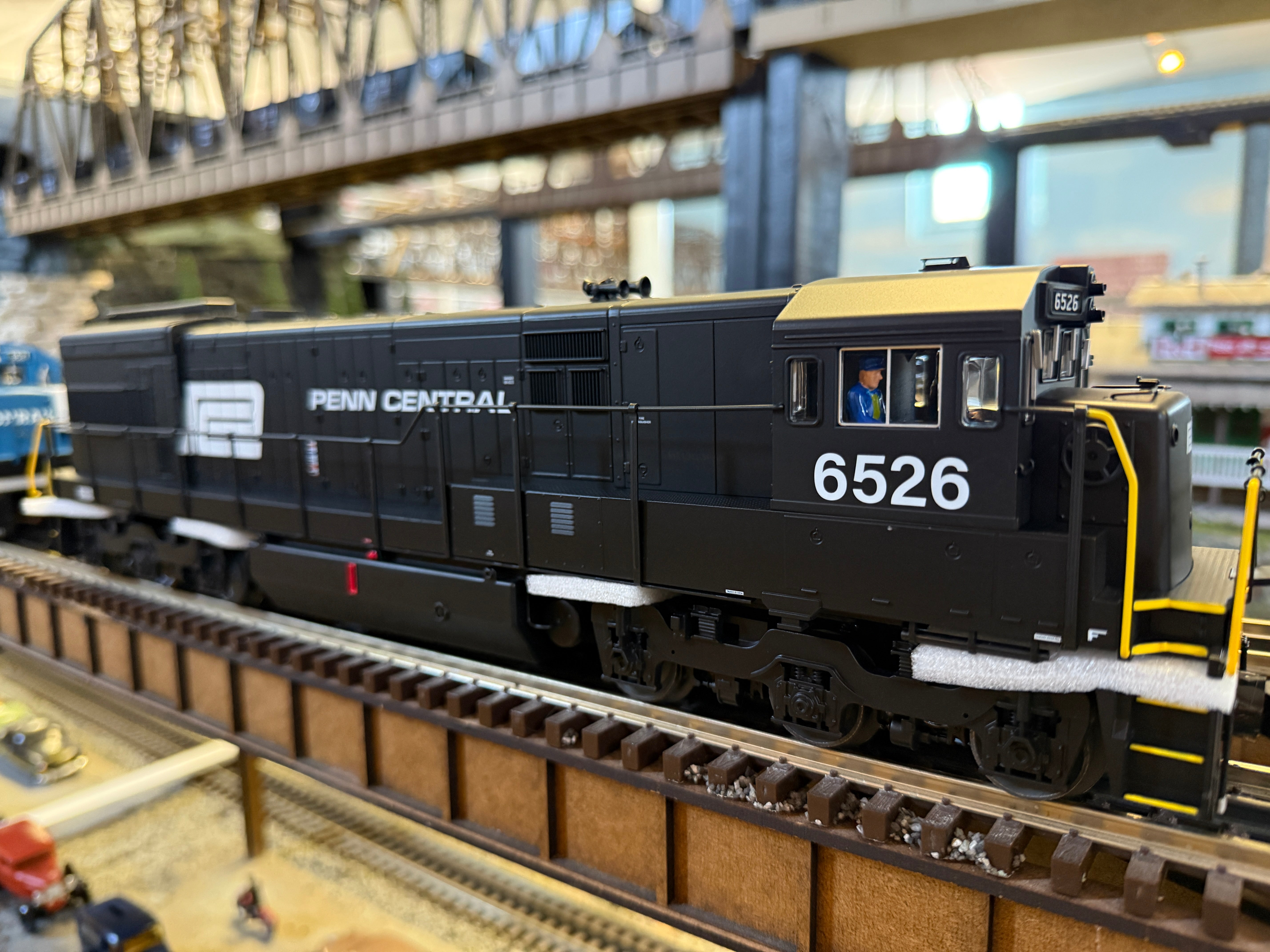 Lionel 2433761 - Legacy U28C Diesel Locomotive "Penn Central" #6526