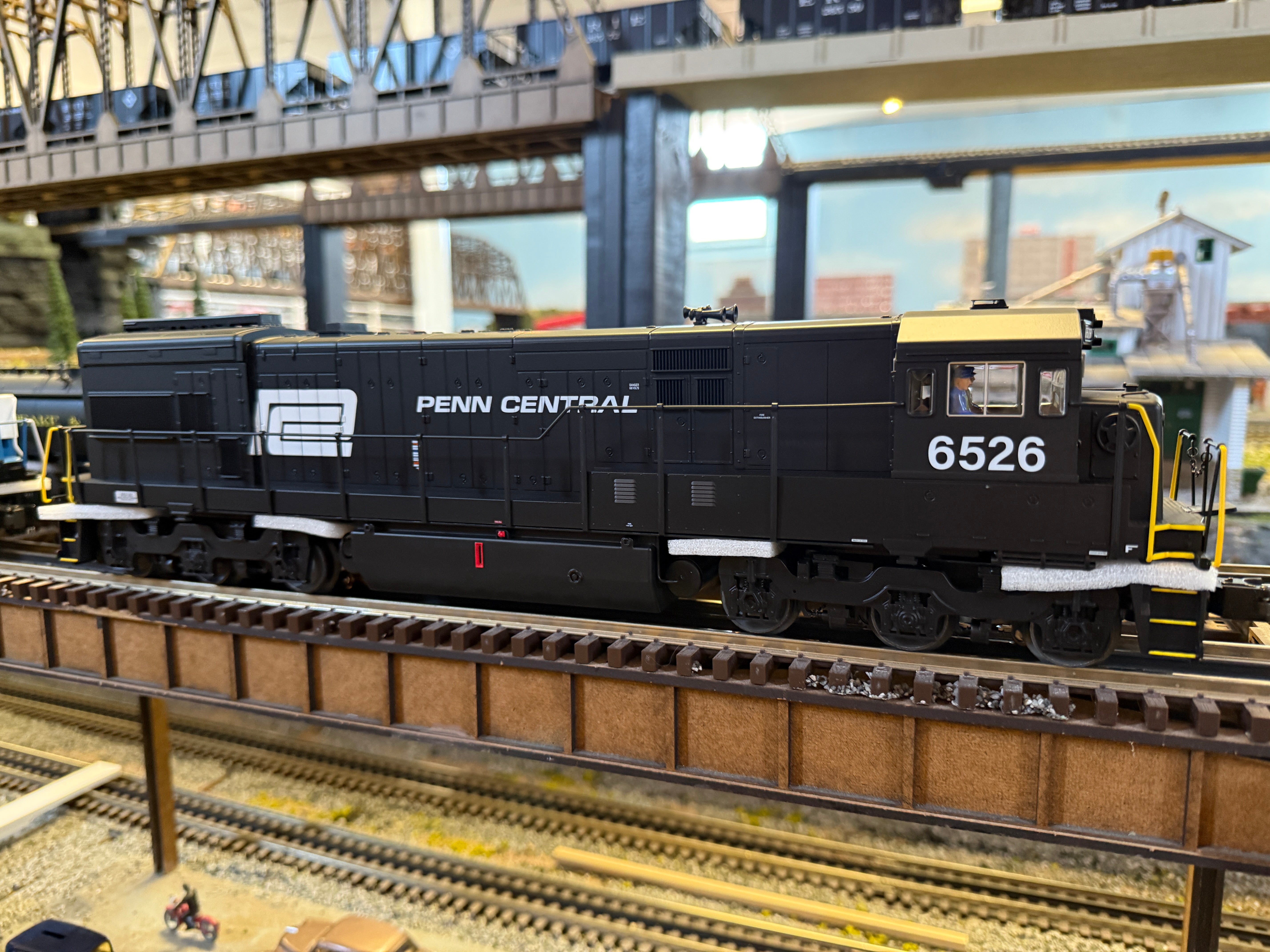 Lionel 2433762 - Legacy U28C Diesel Locomotive "Penn Central" #6533