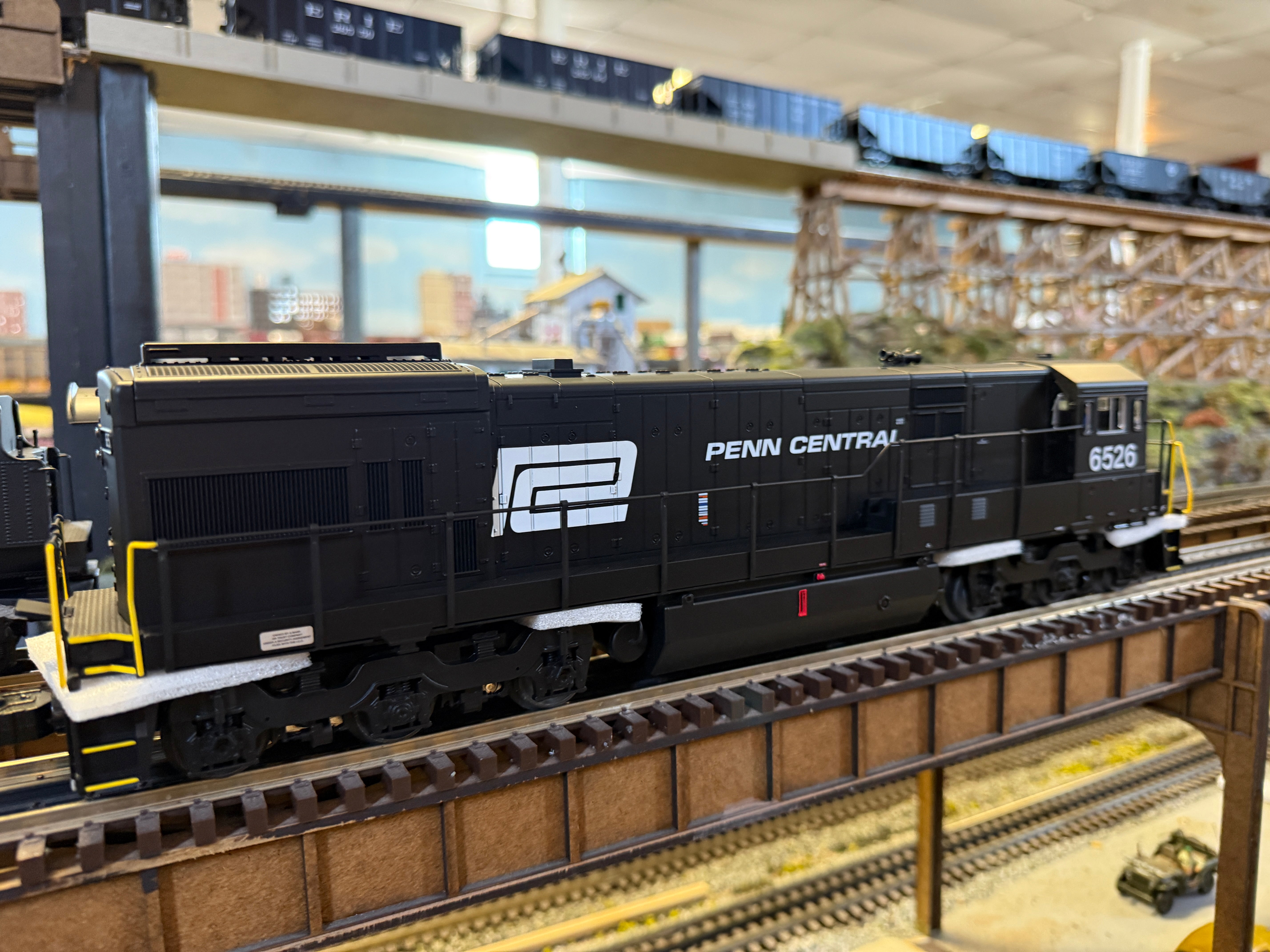 Lionel 2433762 - Legacy U28C Diesel Locomotive "Penn Central" #6533