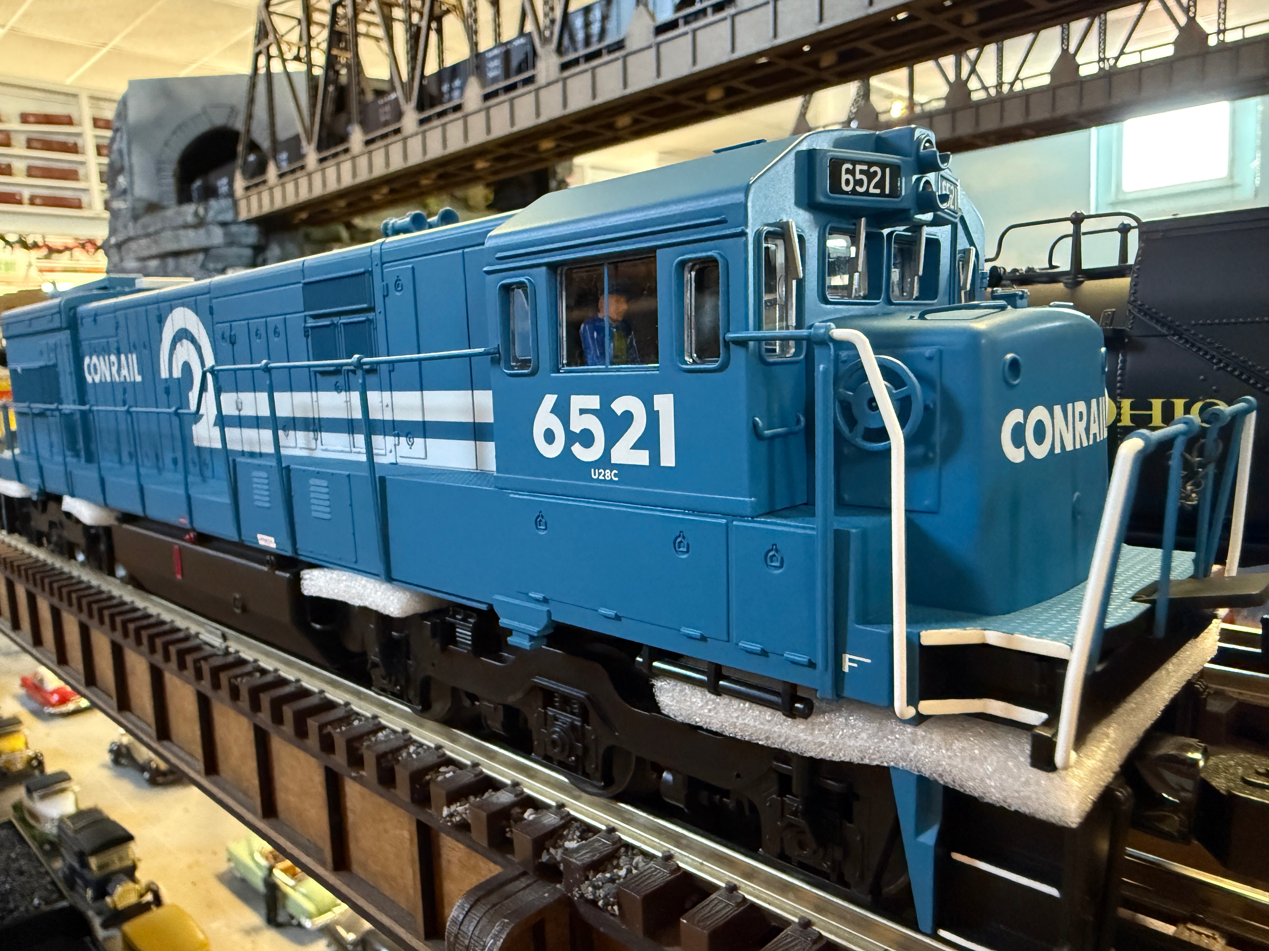 Lionel 2433731 - Legacy U28C Diesel Locomotive "Conrail" #6521