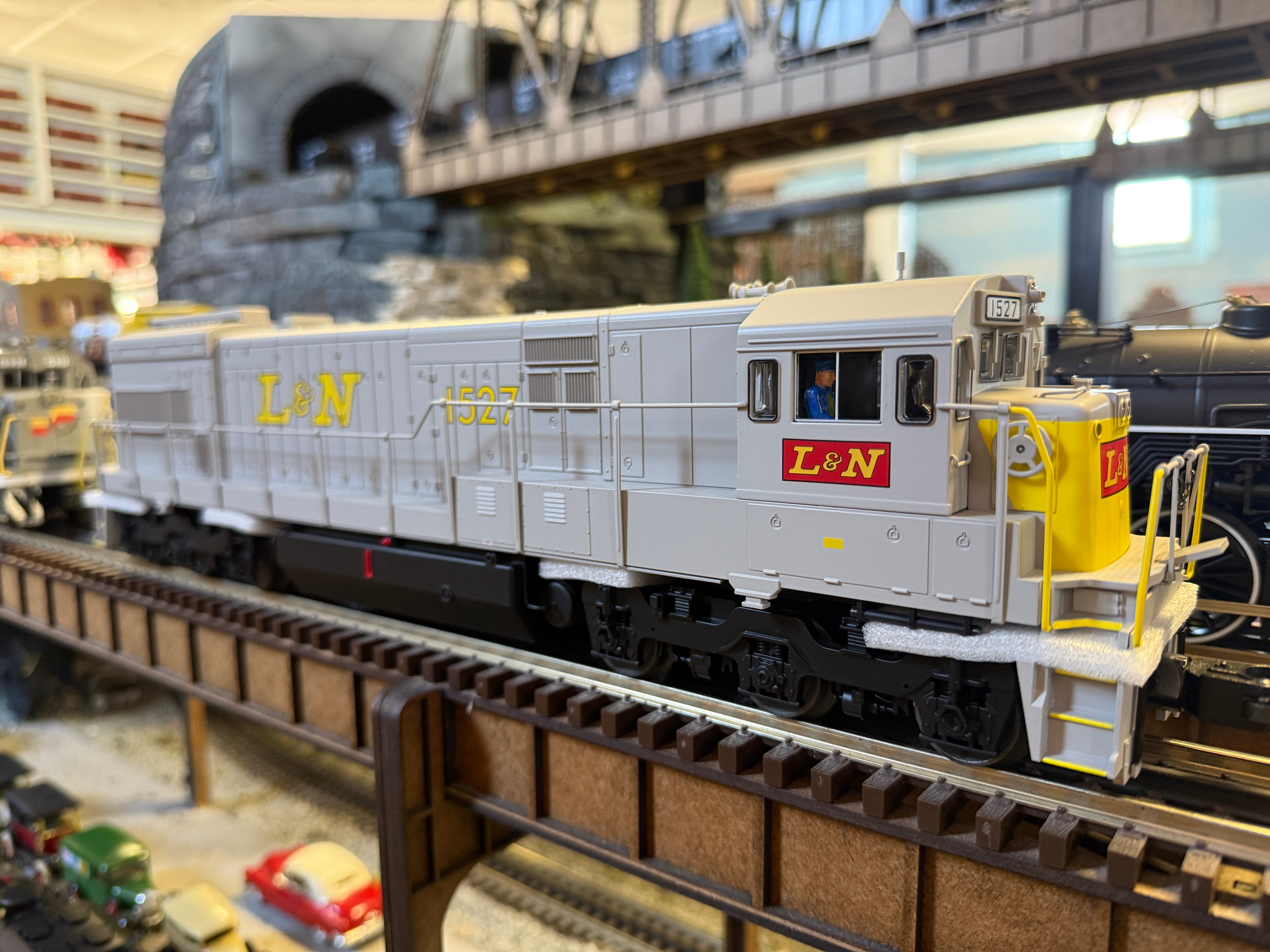 Lionel 2433742 - Legacy U28C Diesel Locomotive "Louisville & Nashville" #1530