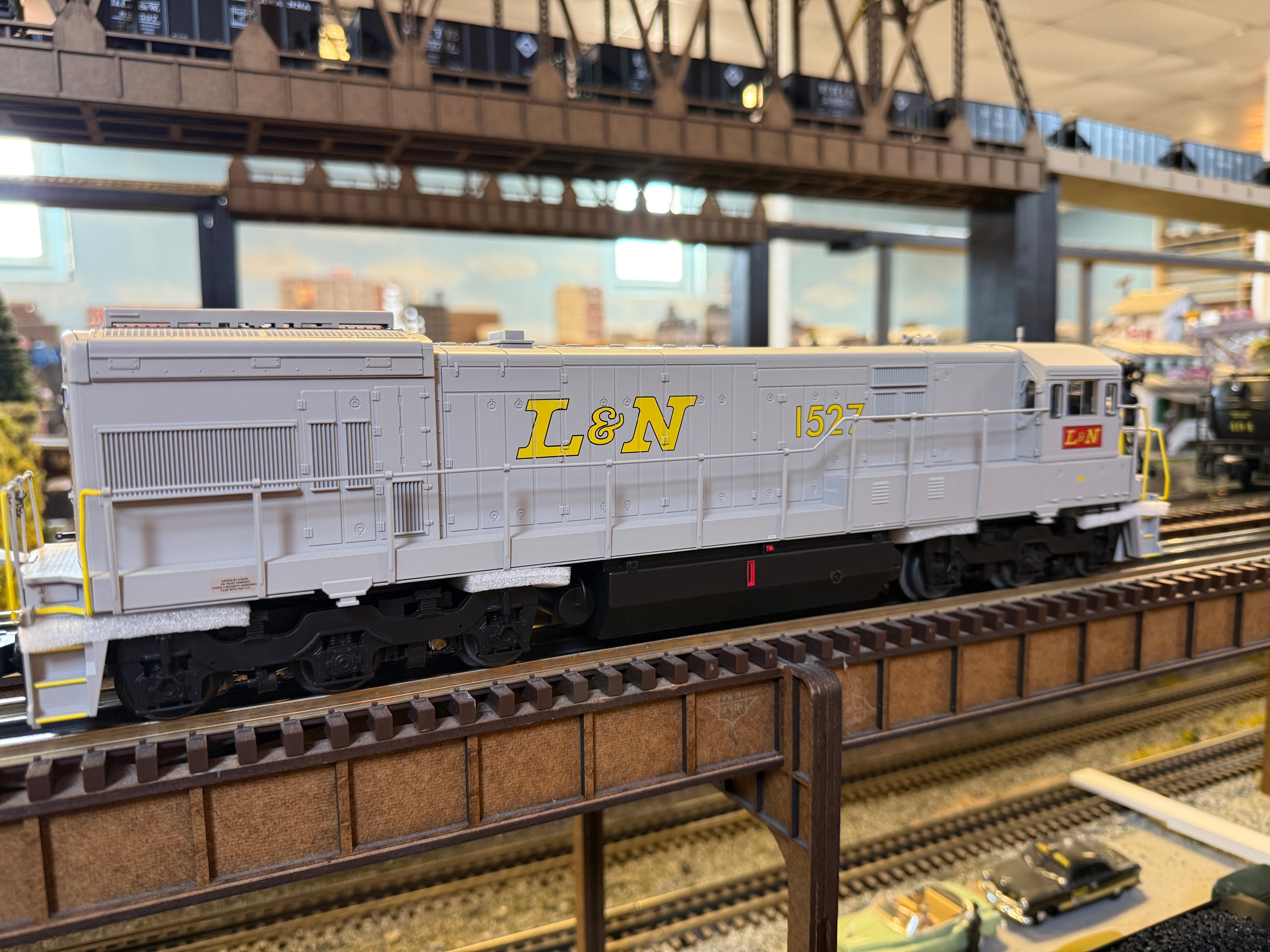 Lionel 2433742 - Legacy U28C Diesel Locomotive "Louisville & Nashville" #1530