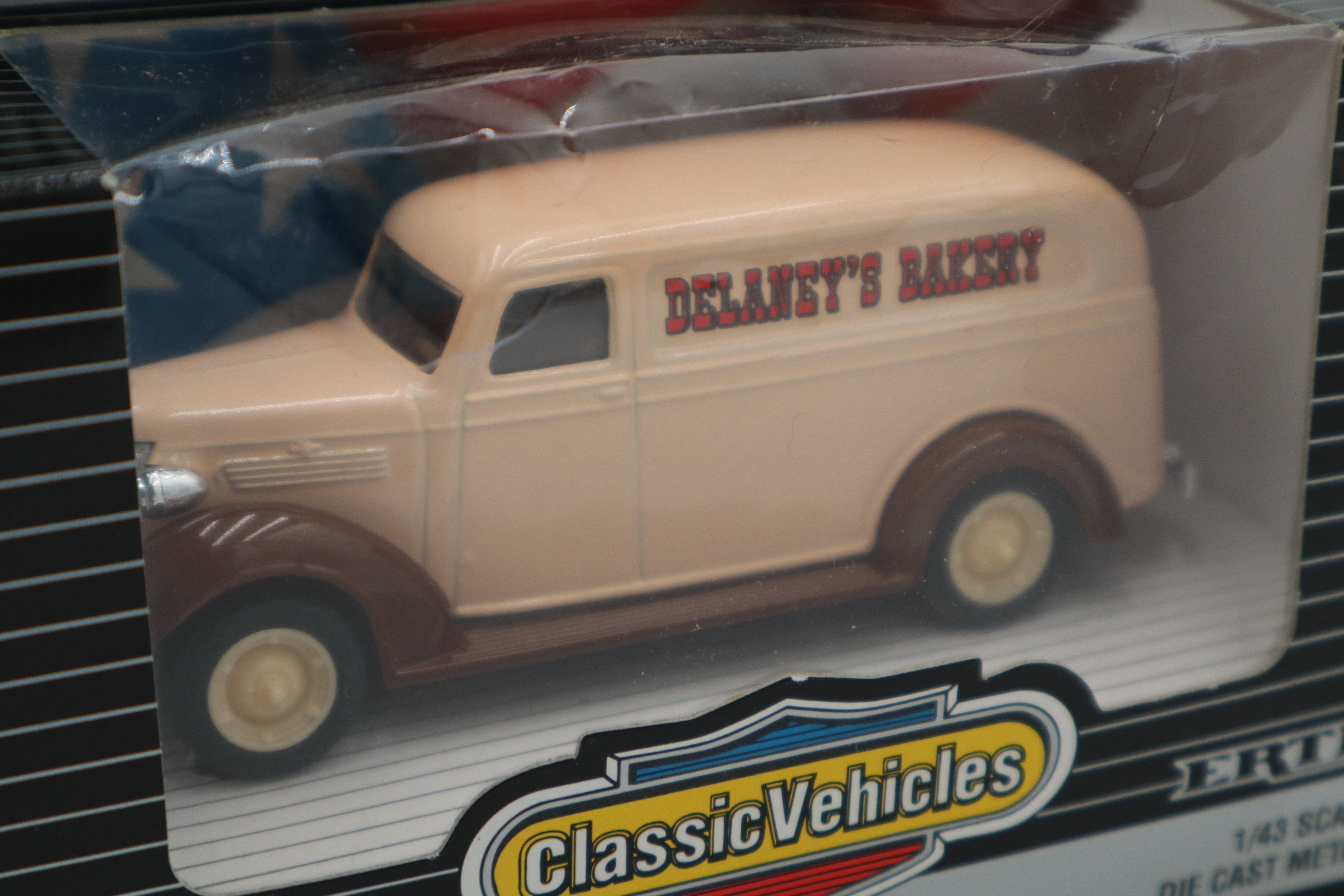 Ertl Classic Vehicles 1938 Delaney's Bakery Chevy Panel Truck 1:43-Second hand-M8397