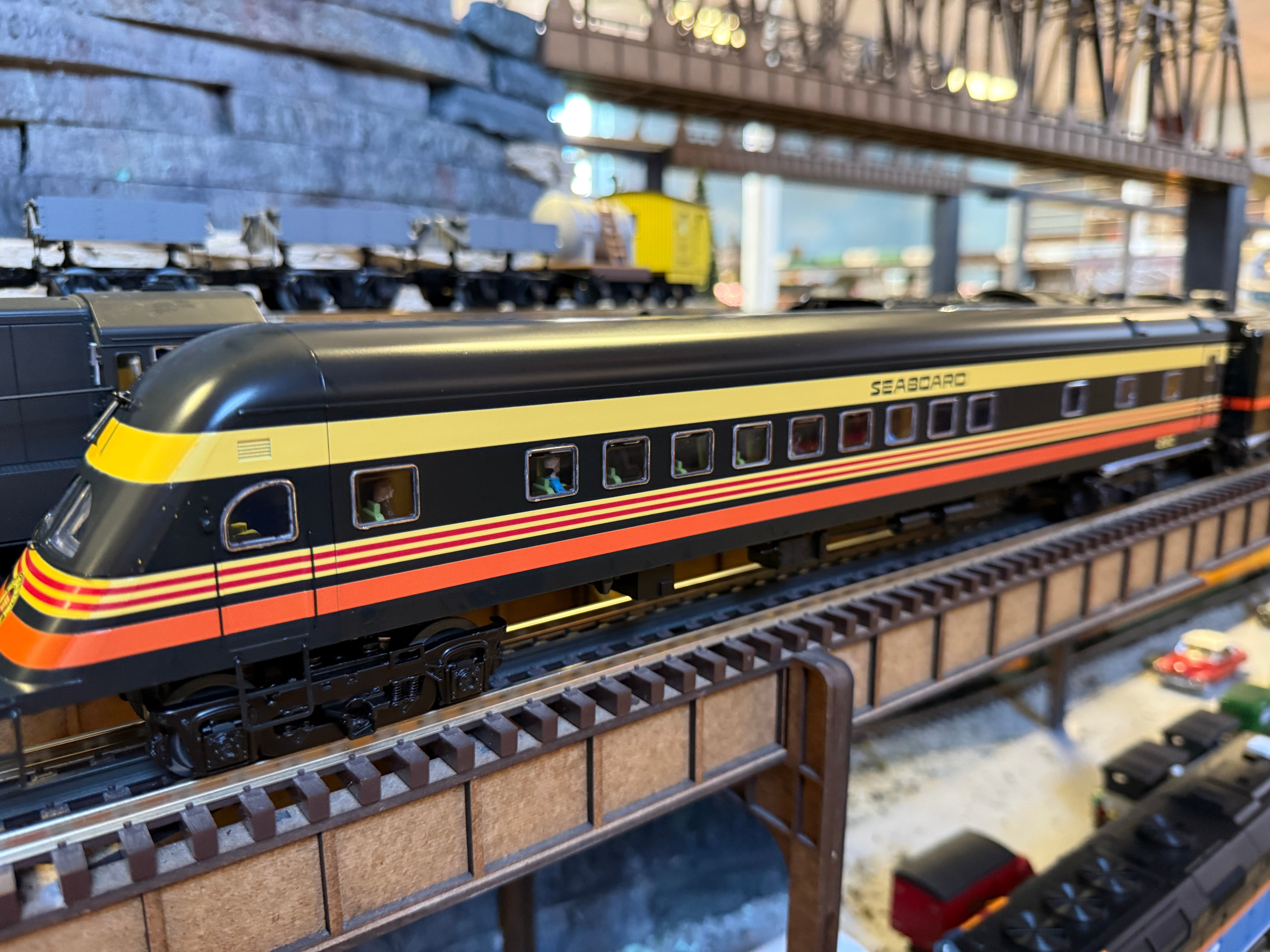 Lionel 2427490 - 18" Aluminum Passenger Car "Seaboard" (4-Car)