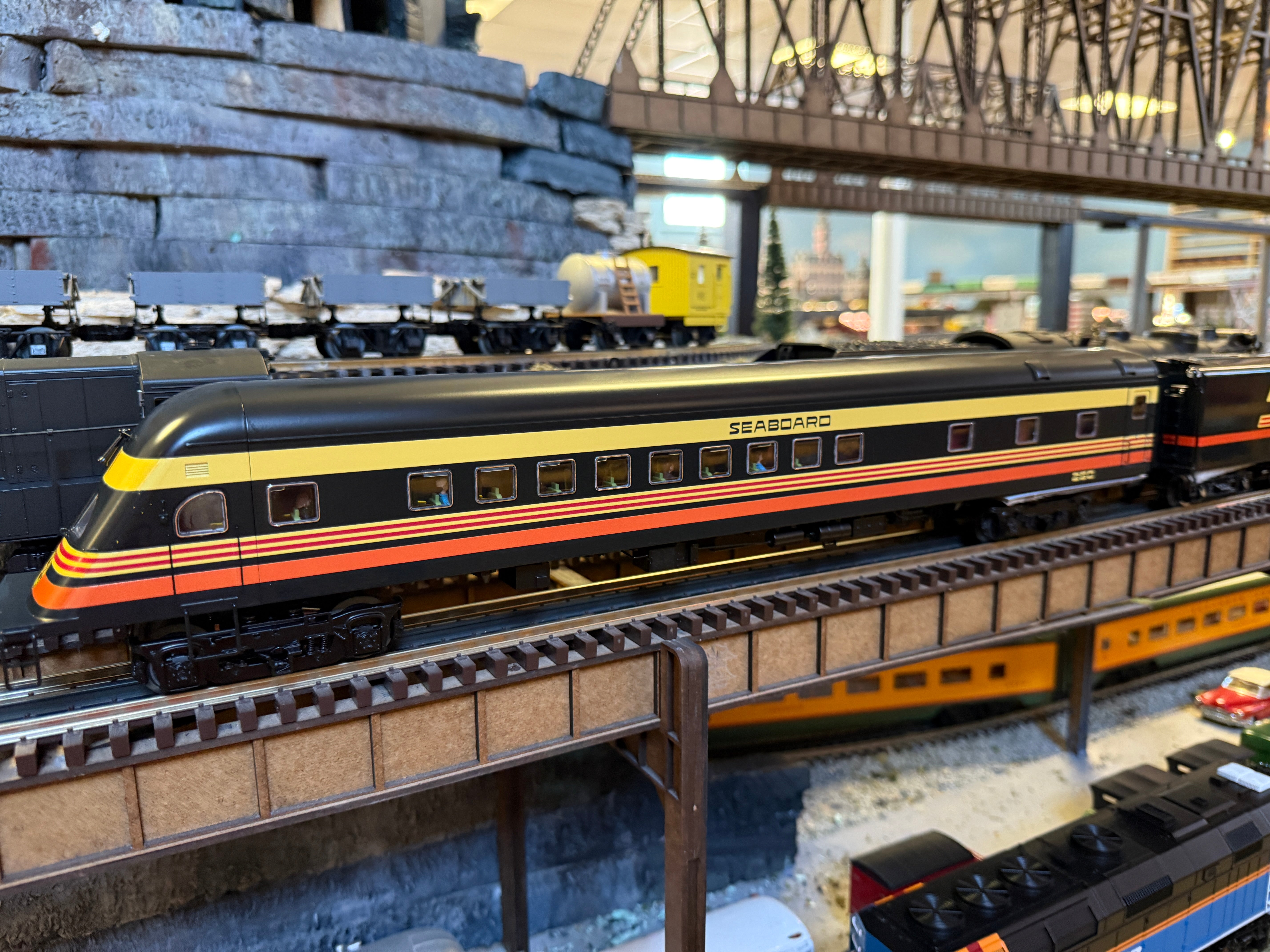 Lionel 2427490 - 18" Aluminum Passenger Car "Seaboard" (4-Car)
