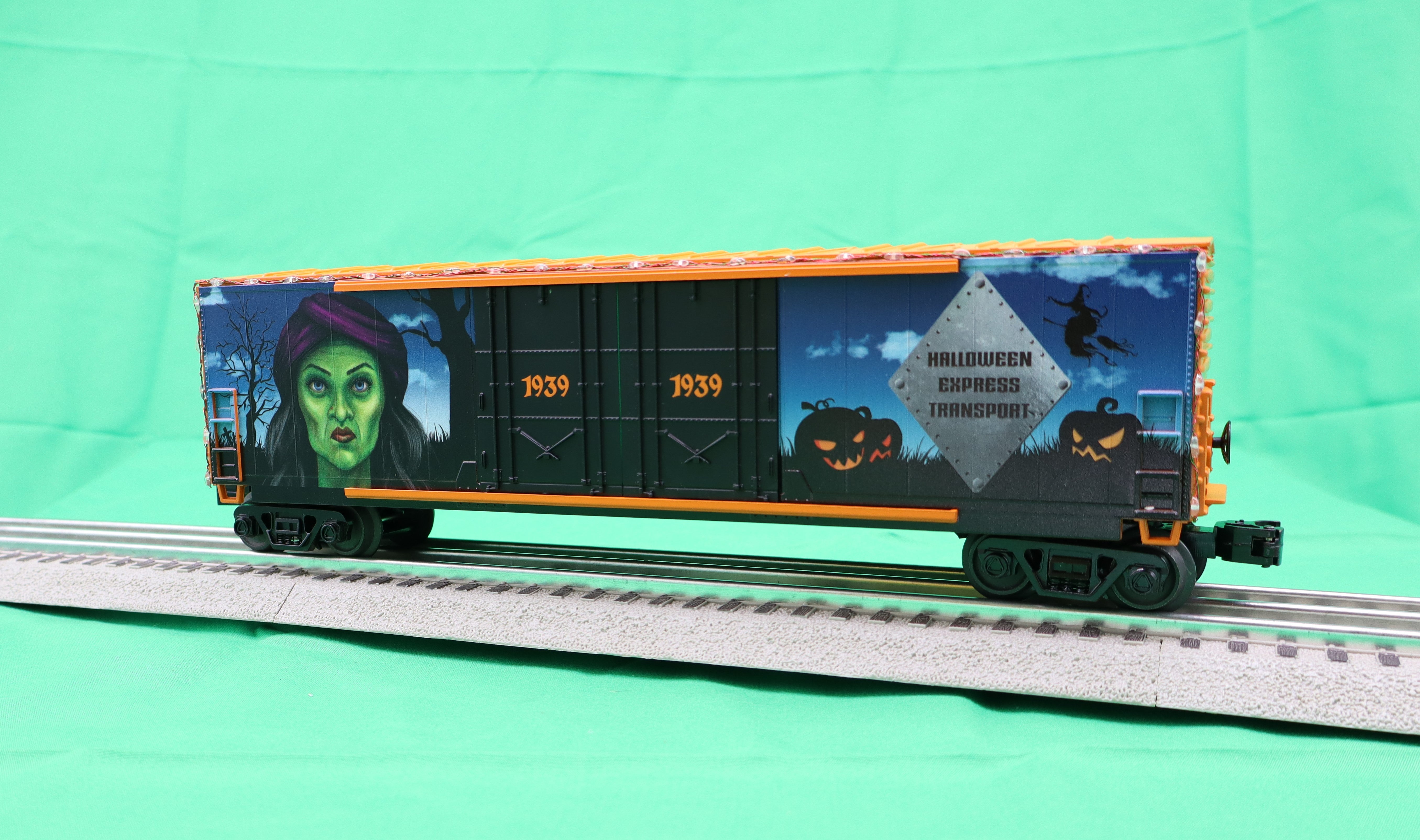 MTH 30-70130 - 50’ Double Door Plugged Boxcar "Halloween" w/ LED Lights Set (4-Car)