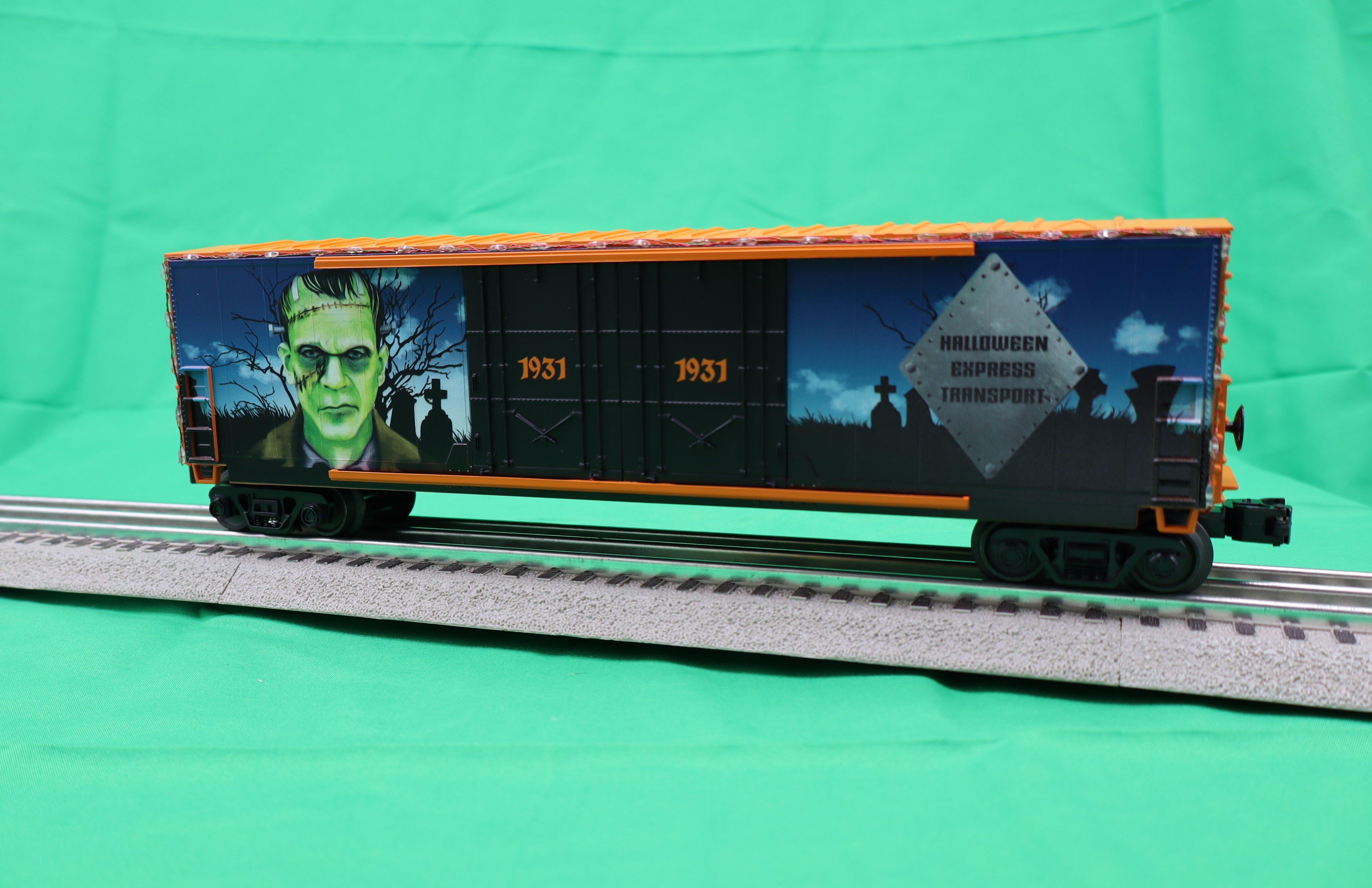 MTH 30-70130 - 50’ Double Door Plugged Boxcar "Halloween" w/ LED Lights Set (4-Car)