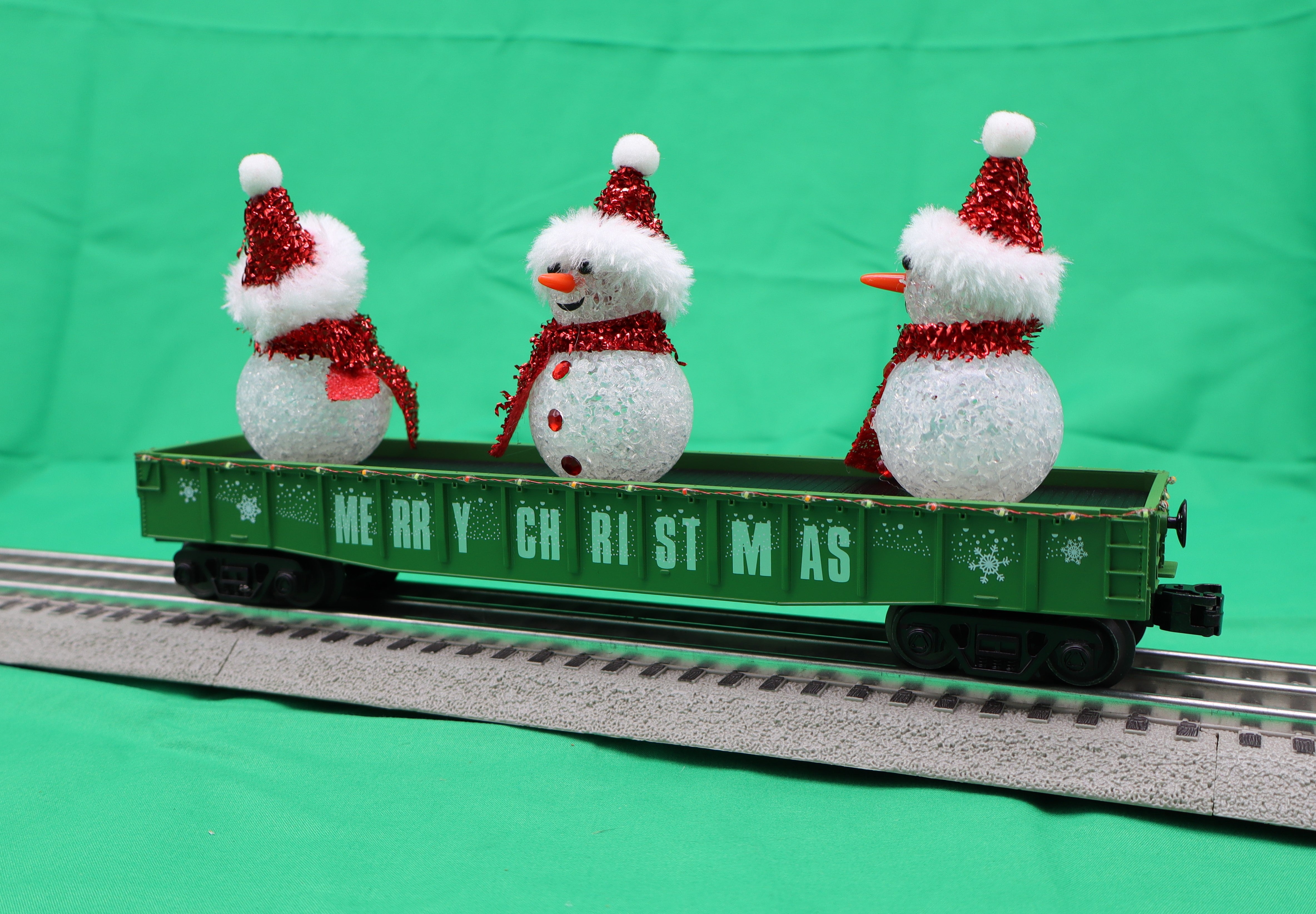 MTH 30-72248 - Gondola Car "Christmas" #2024 w/ LED Christmas Lights & Lighted Snowmen (Green)