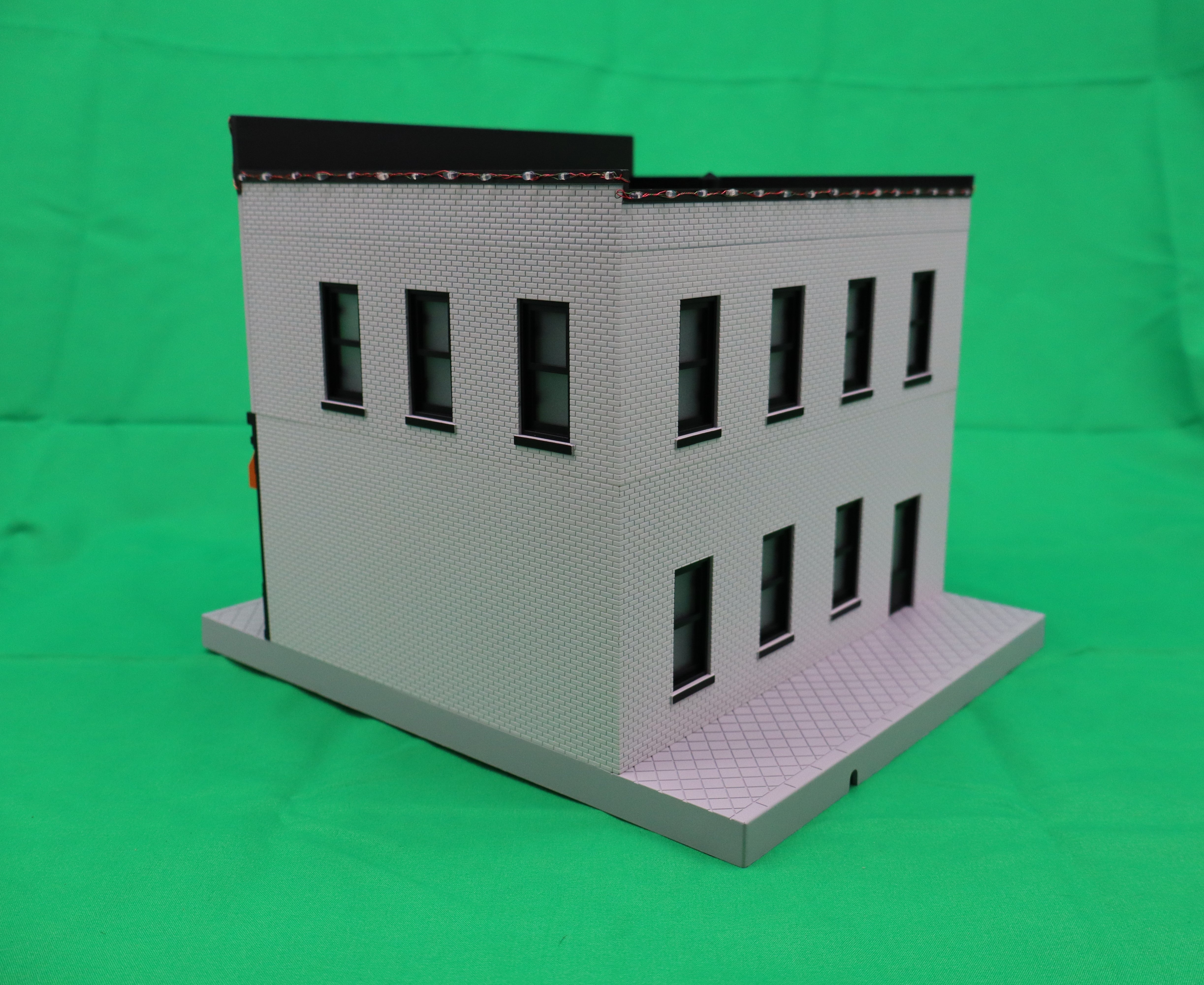 MTH 30-90682 - 2-Story City Building 1 "Halloween" w/ LEDs (Haunting Costumes & Decorations)