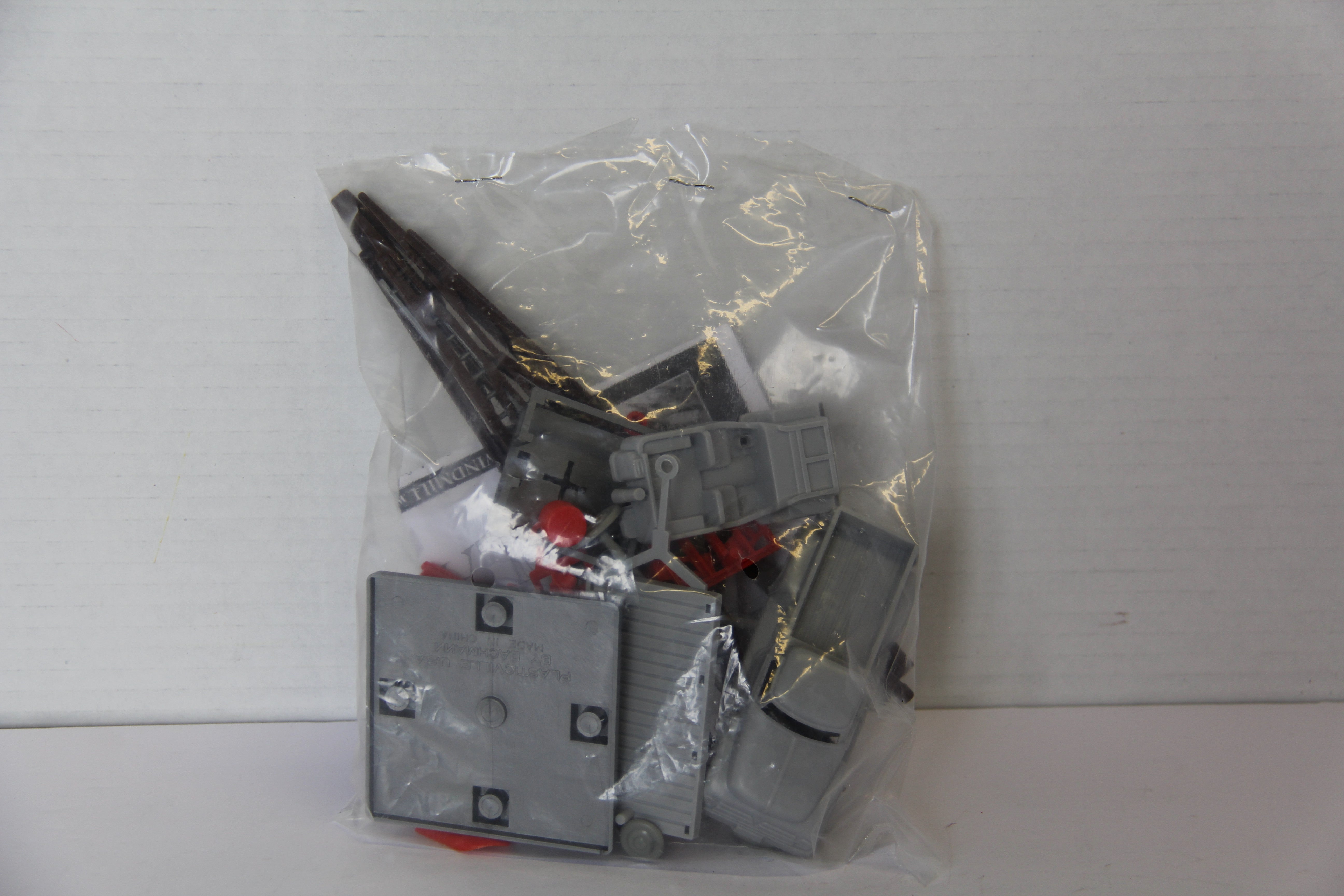 Bachmann Plasticville #45603 Windmill w/ Farm Machinery-Second hand-M7812
