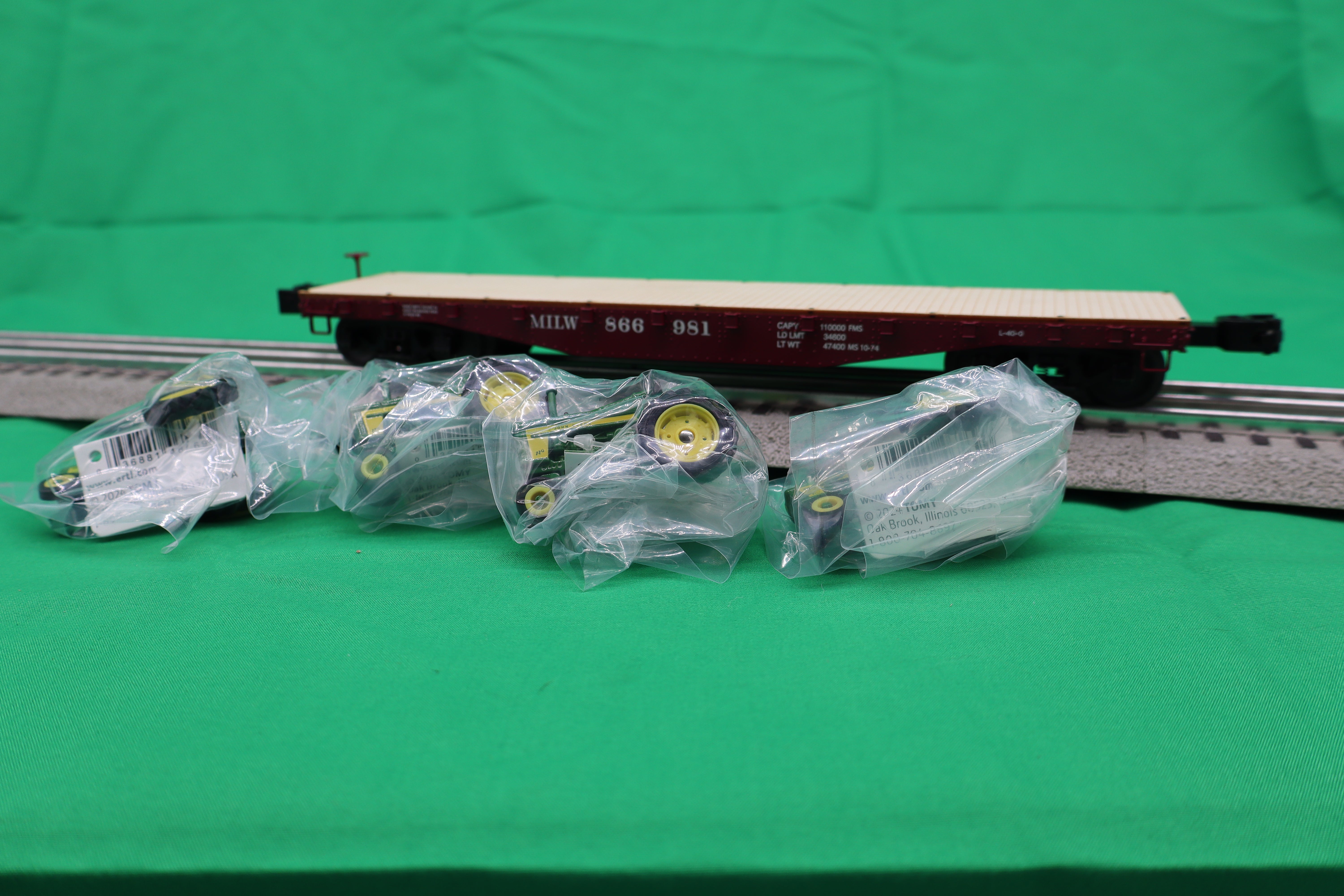 Lionel 2426140 - 40' Flatcar "Milwaukee Road" w/ John Deere Tractor Load