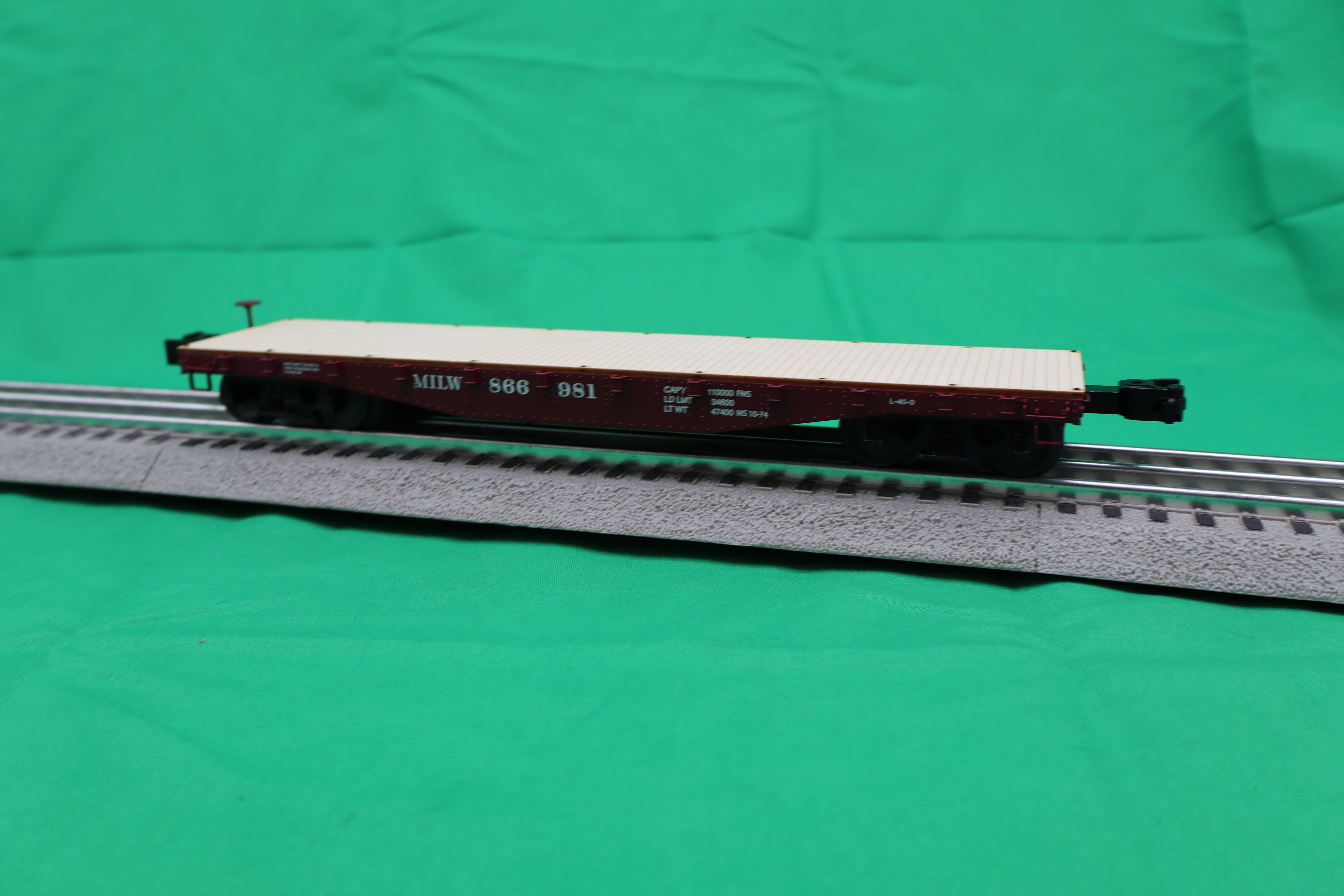 Lionel 2426140 - 40' Flatcar "Milwaukee Road" w/ John Deere Tractor Load