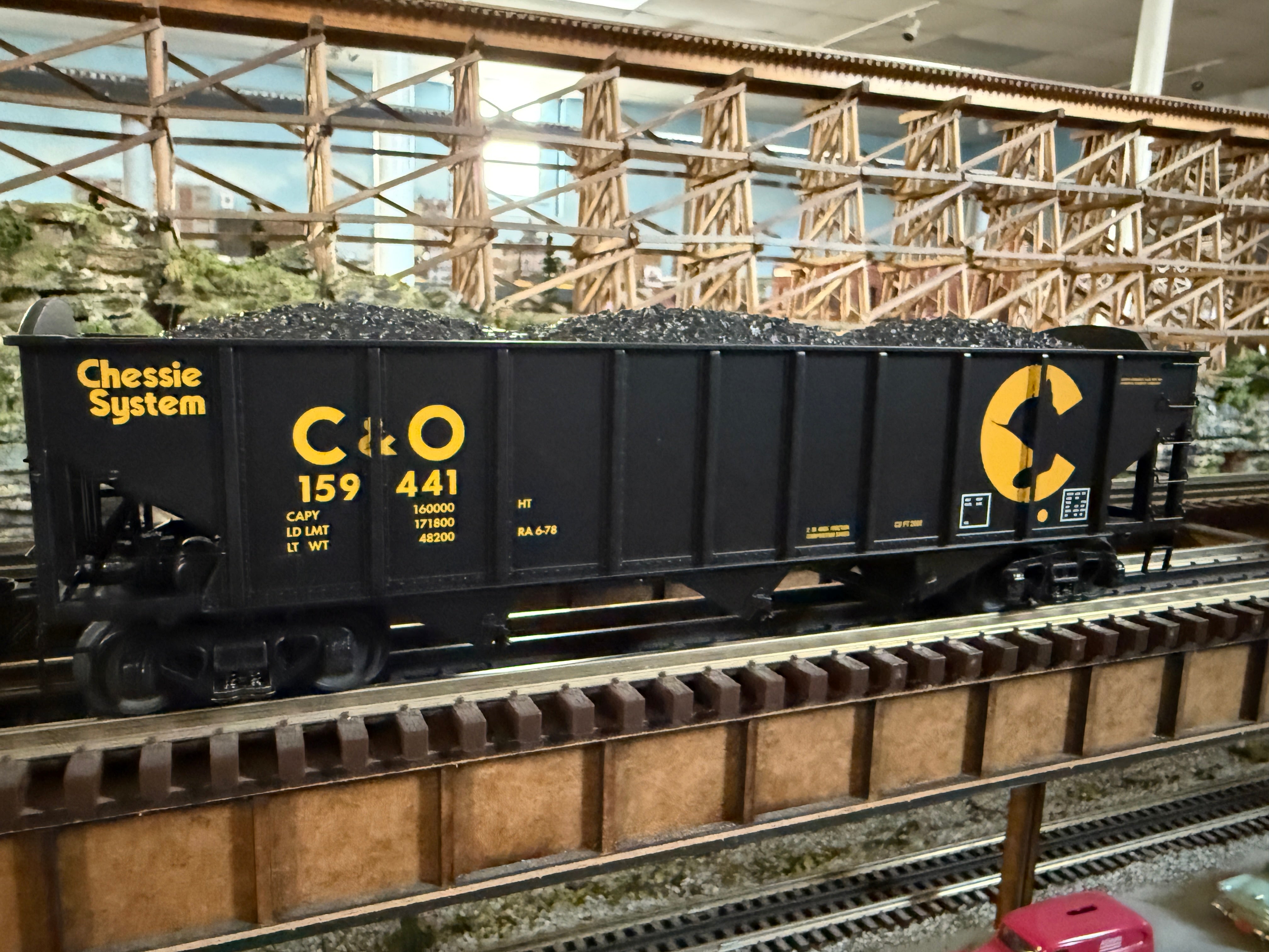 MTH 20-92360 - 70-ton 3-Bay Hopper Set "Chessie" (4-Car) Set 2