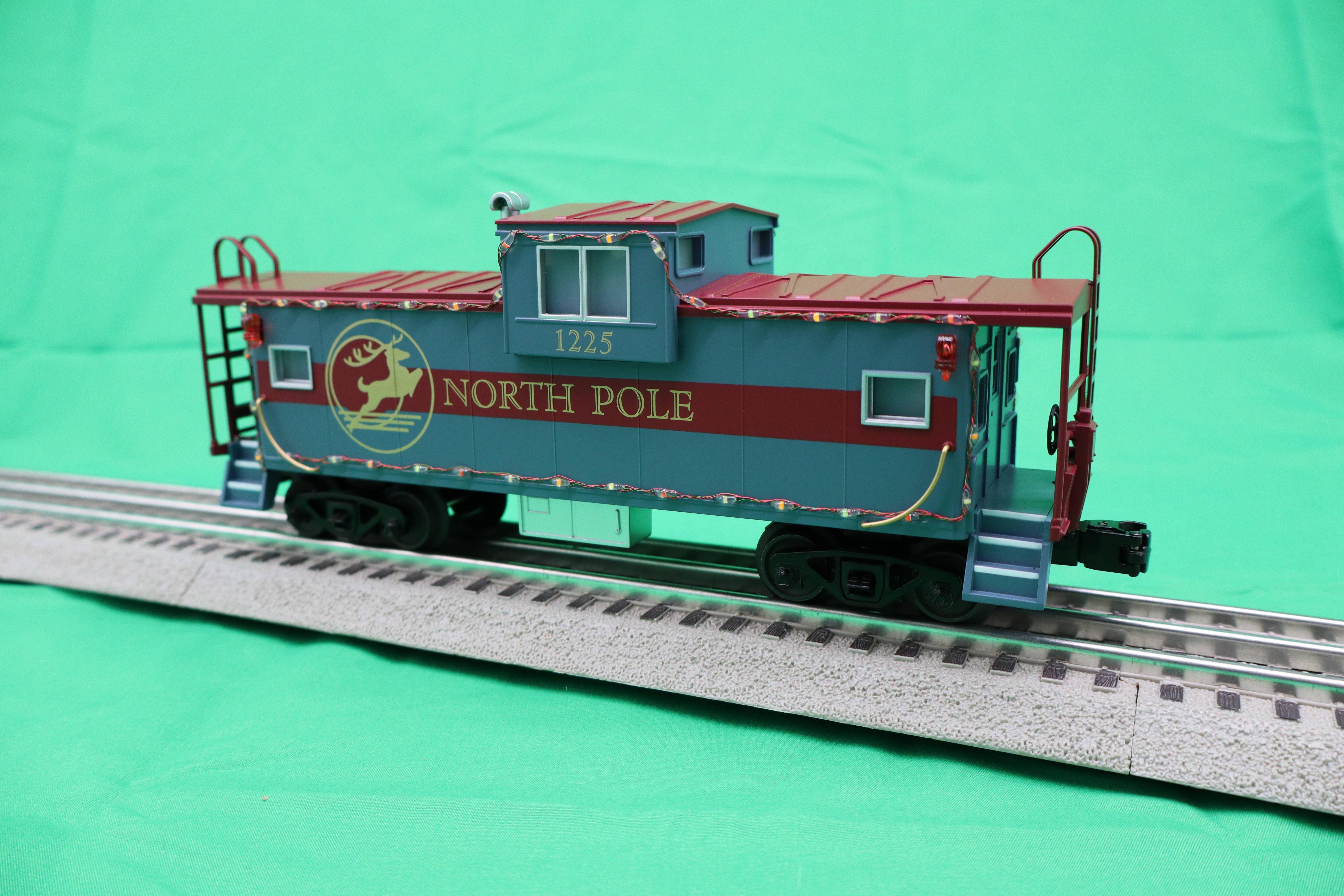 MTH 30-77400  - Extended Vision Caboose "North Pole" #1225 w/ LED Lights