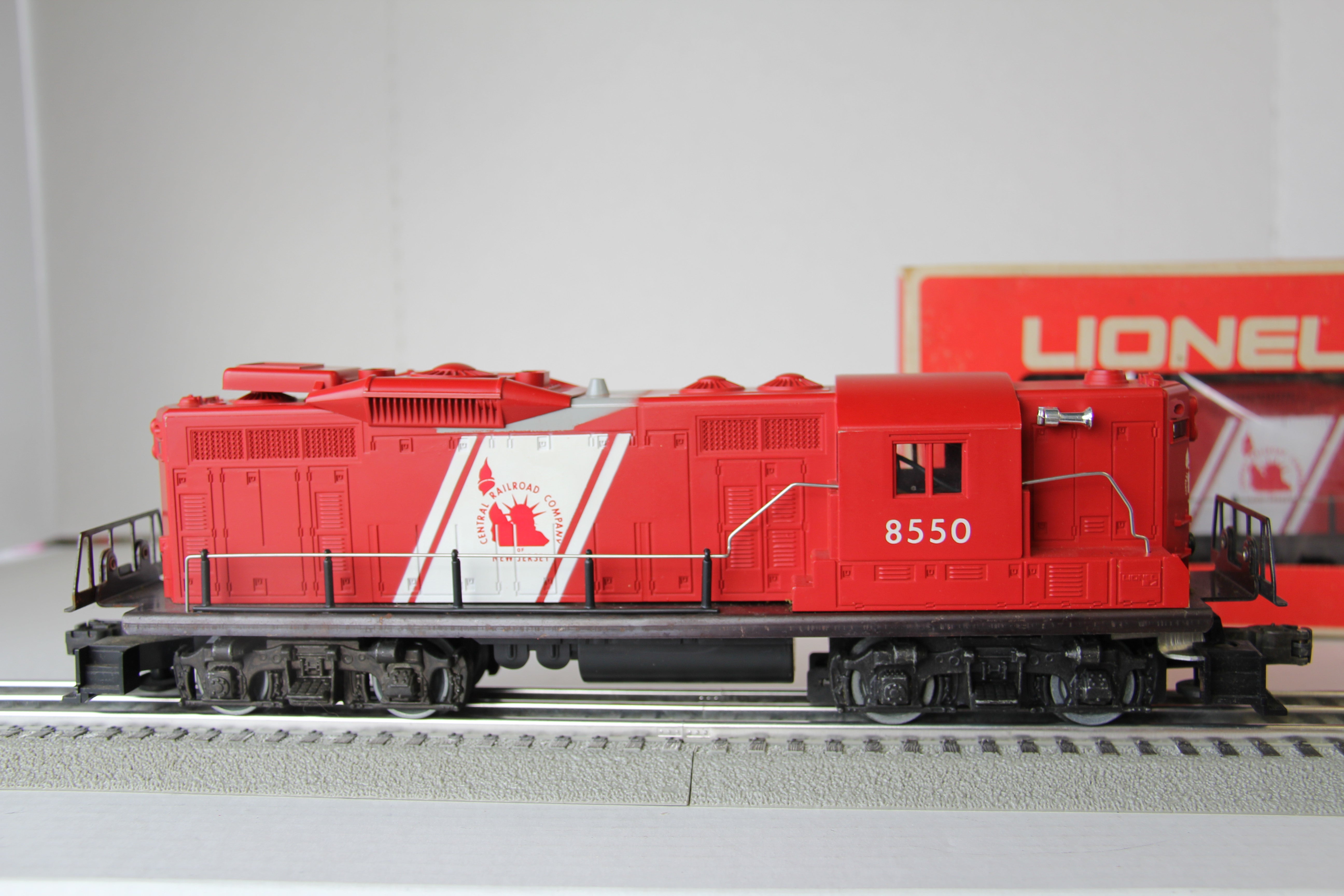 Lionel 6-8550 Jersey Central GP-9 Diesel & 6-8561 Non Powered-Second hand-M3993