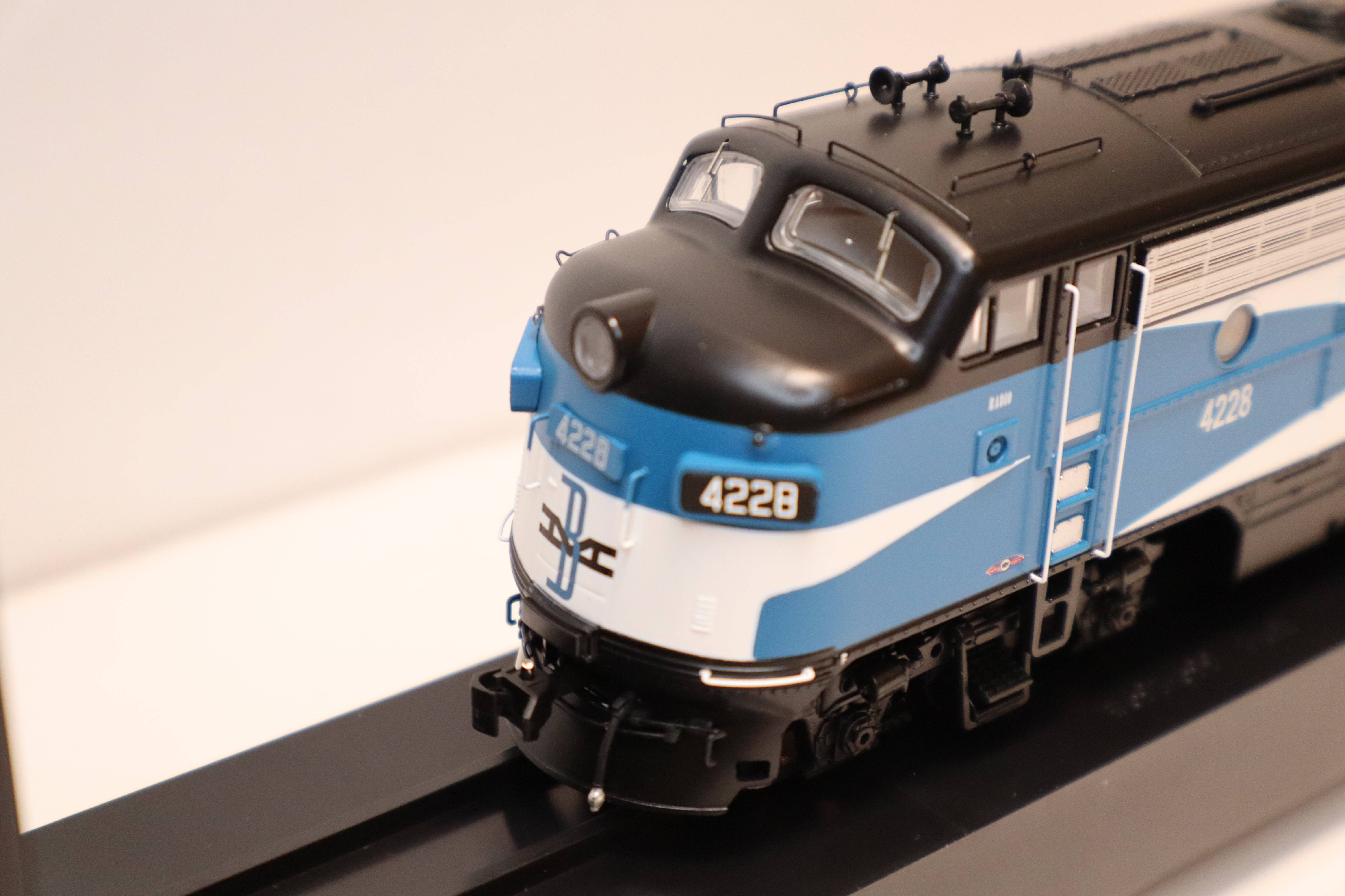 Bowser HO 24621 - Executive - EMD F-3A Diesel Locomotive "Boston & Maine" #4228 (Phase IV, McGinnis Scheme) w/DCC/Sound