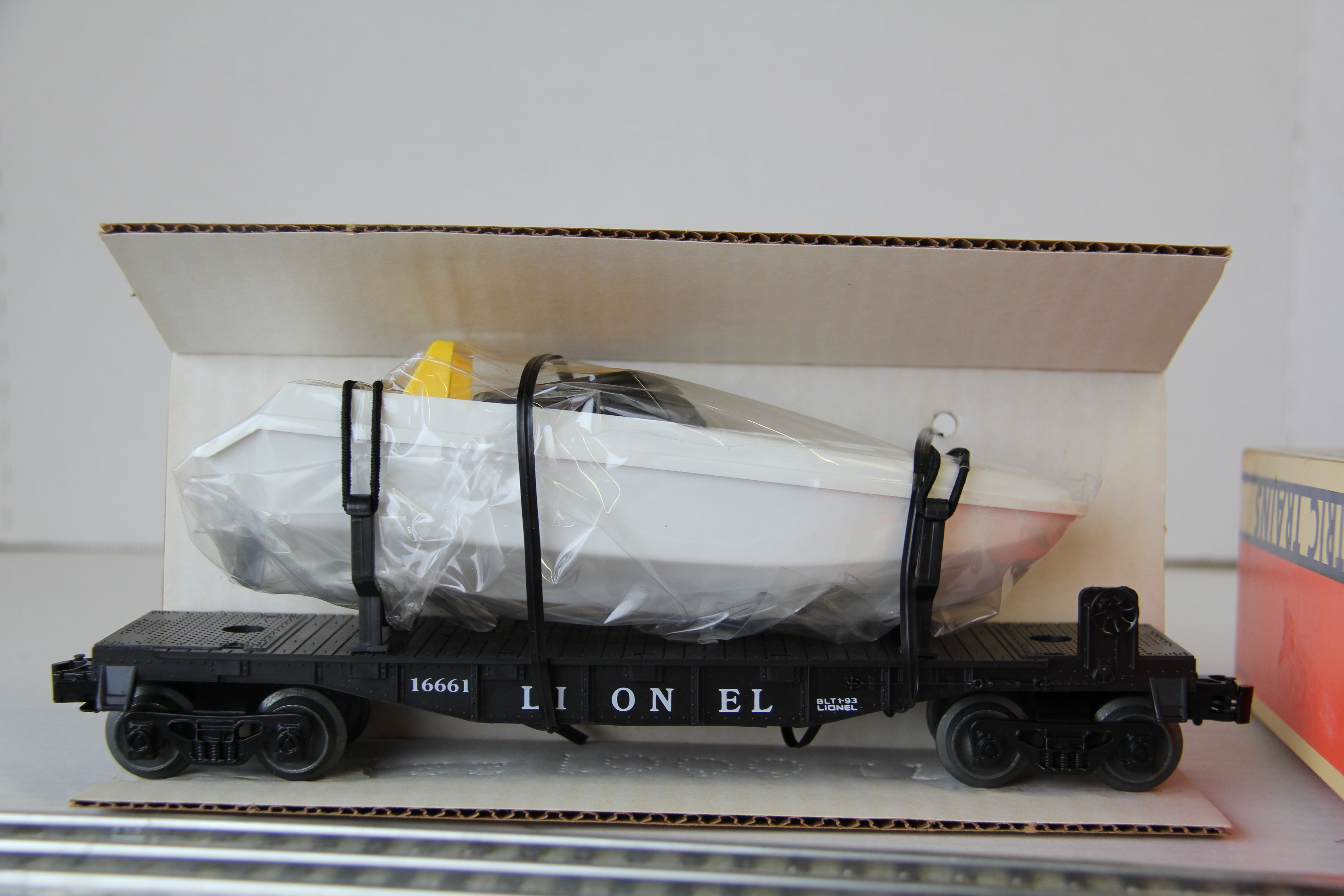 Lionel 6-1661 Flatcar with Operating Boat-Second hand-M4003