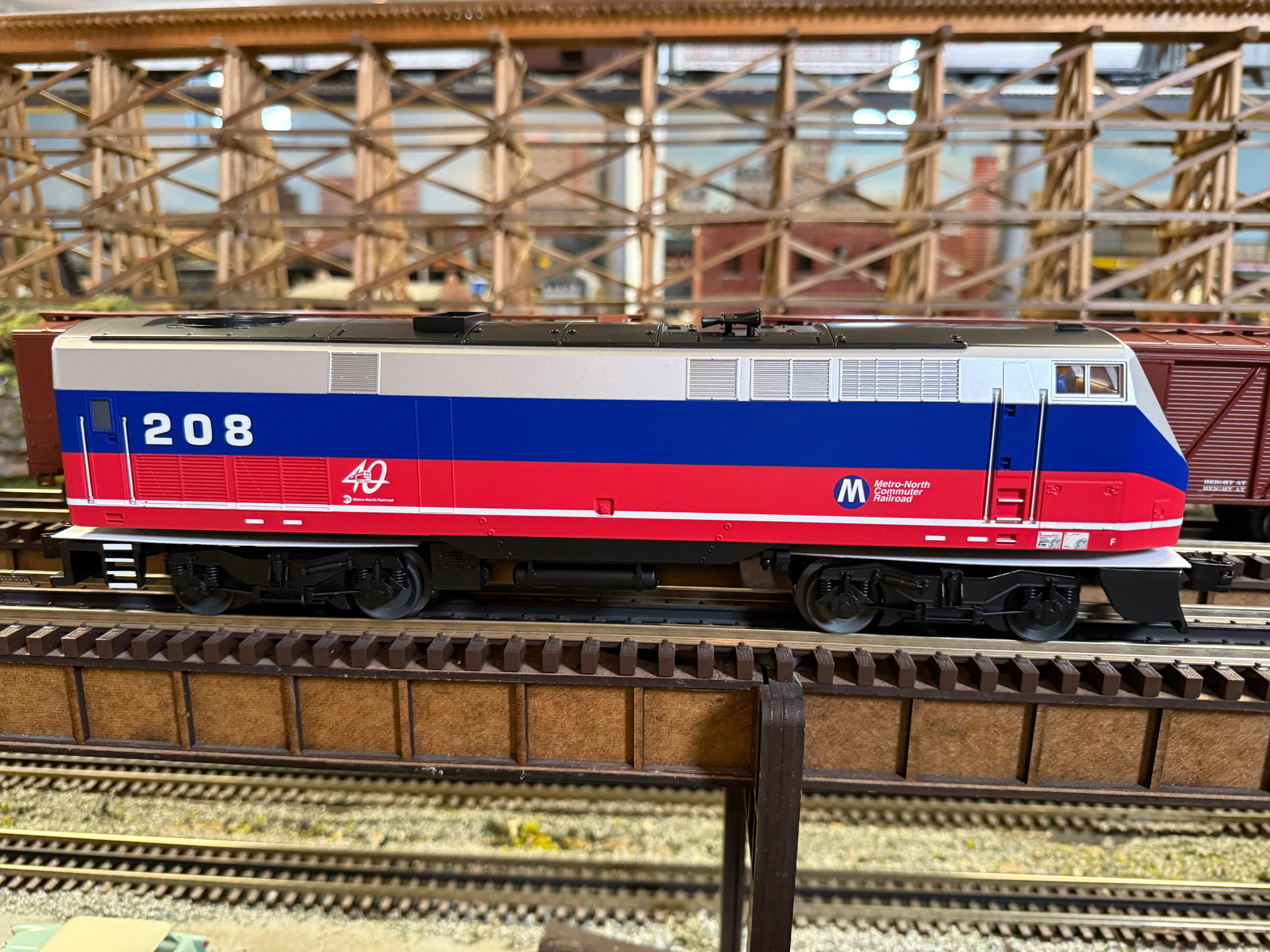 Lionel 2434100 - LionChief+ 2.0 Genesis Diesel Locomotive "MTA Metro-North" #208