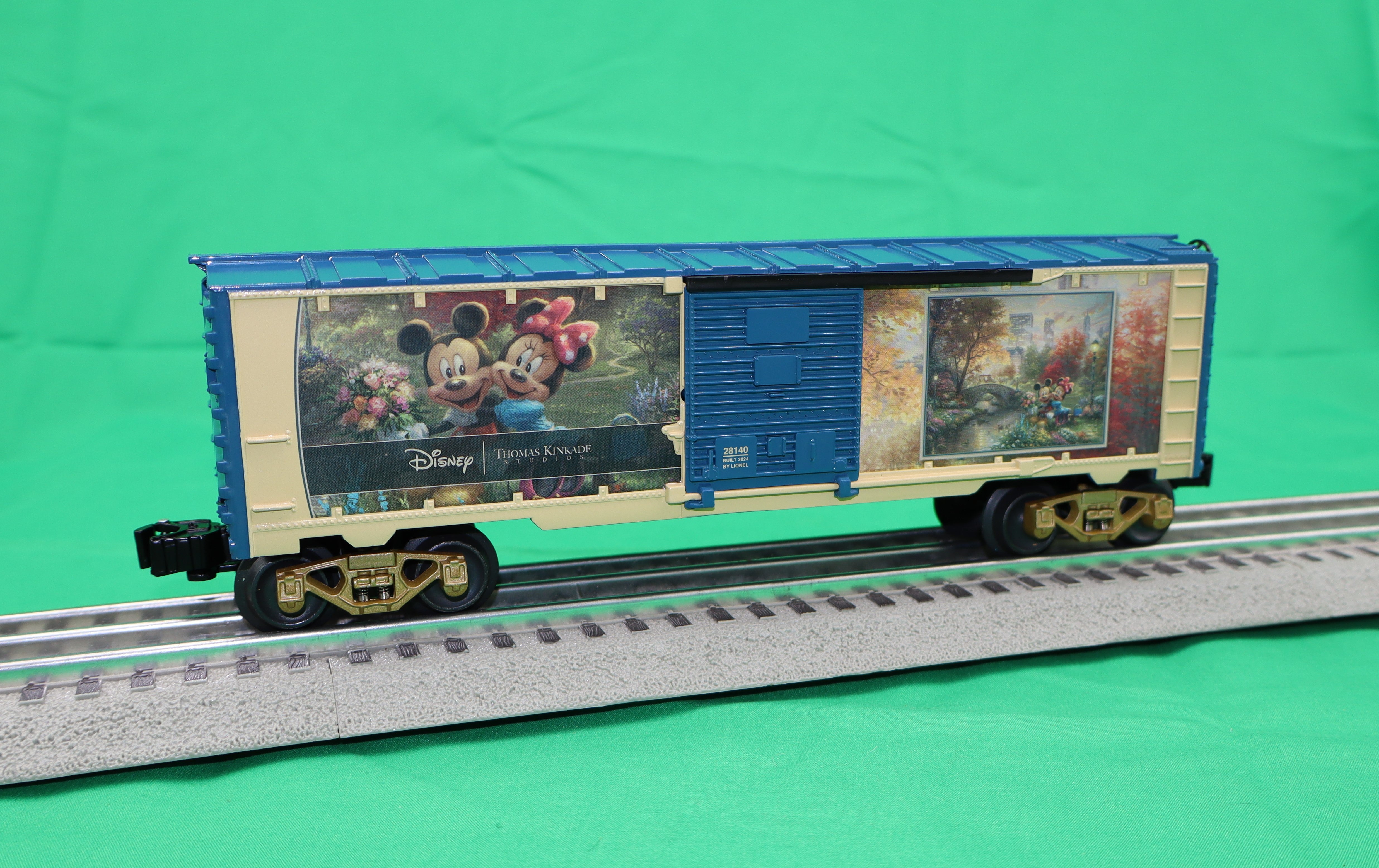 Lionel 2428140 - Thomas Kinkade / Disney - Mickey & Minnie Sweetheart Central Park Boxcar