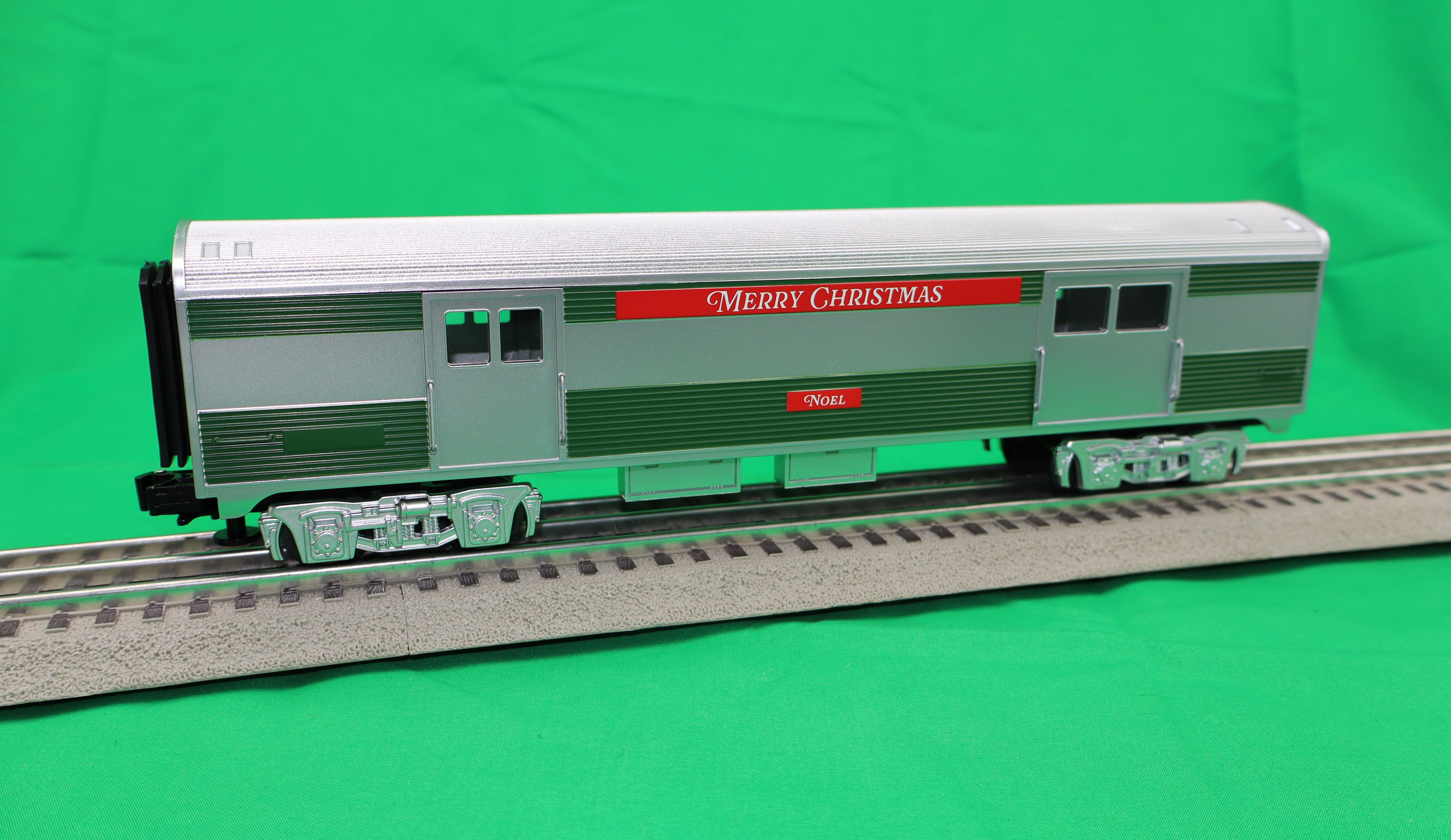 Lionel 2427910 - Streamlined Baggage Coach "Christmas" #Noel